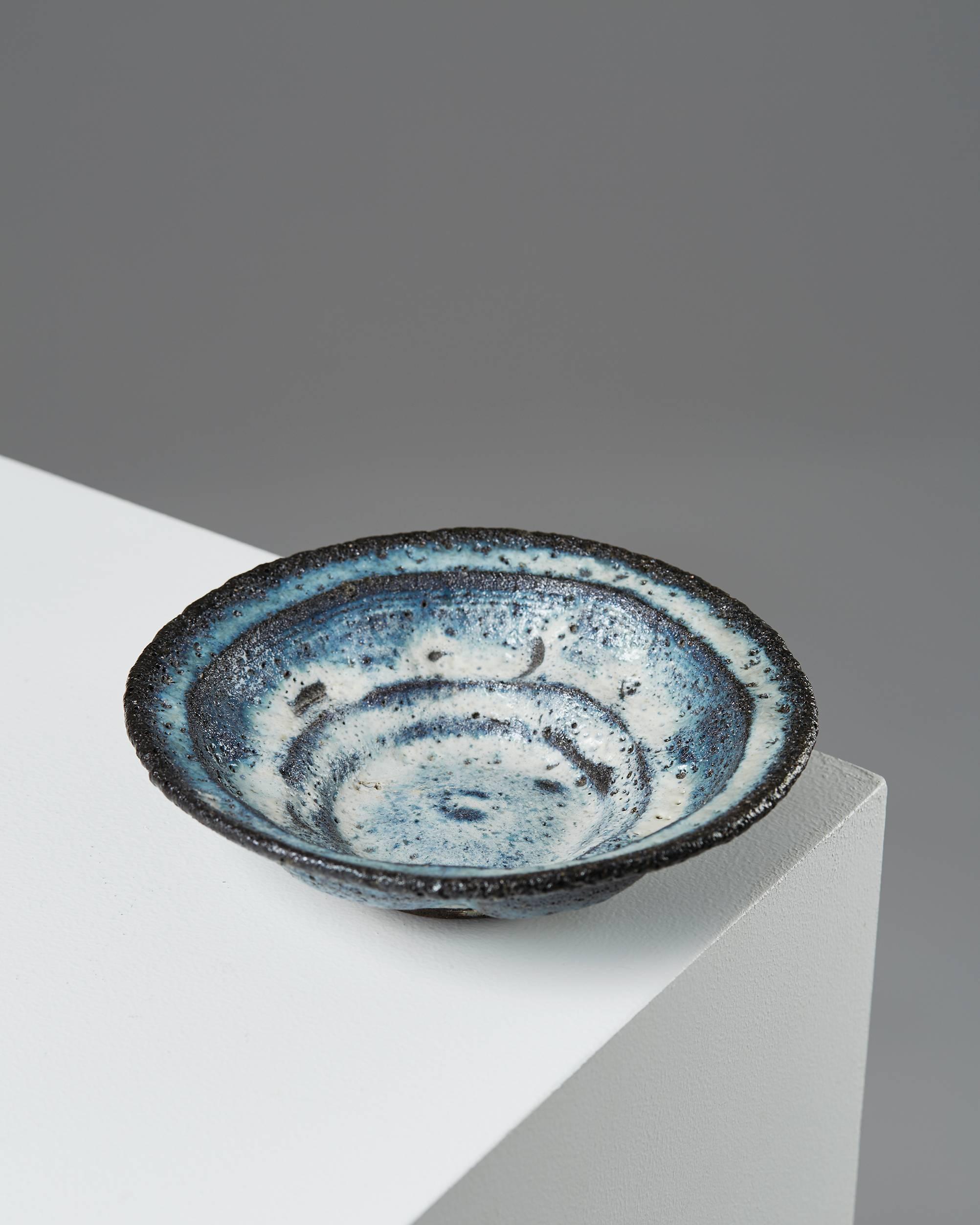 Dish designed by Gutte Eriksen, Denmark, 1980s.
Stoneware.

Measures: D 16 cm/ 6 1/4
