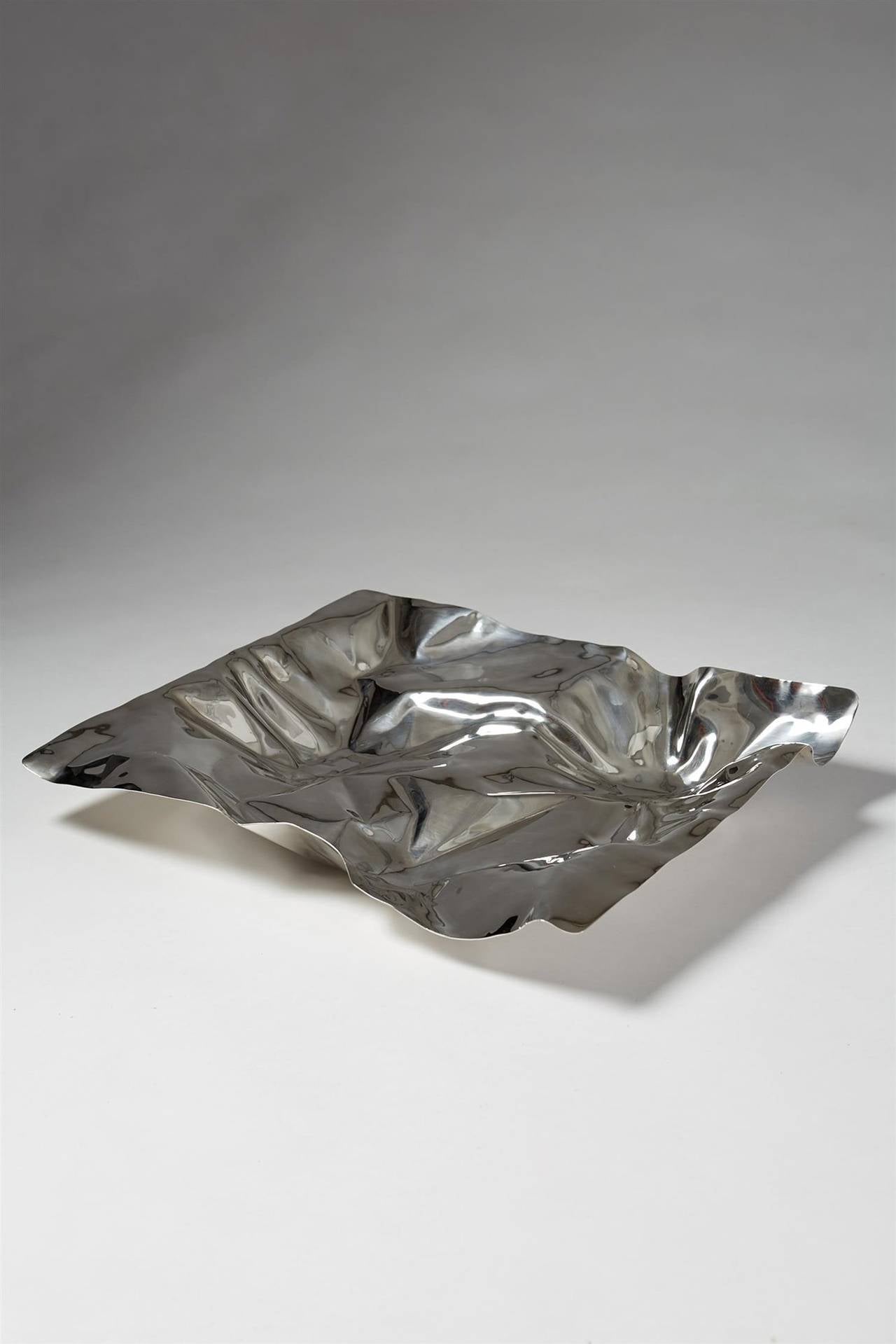 Plato de plata diseñado por Verner Panton para Georg Jensen, Dinamarca, década de 1990.
Plata de ley.
