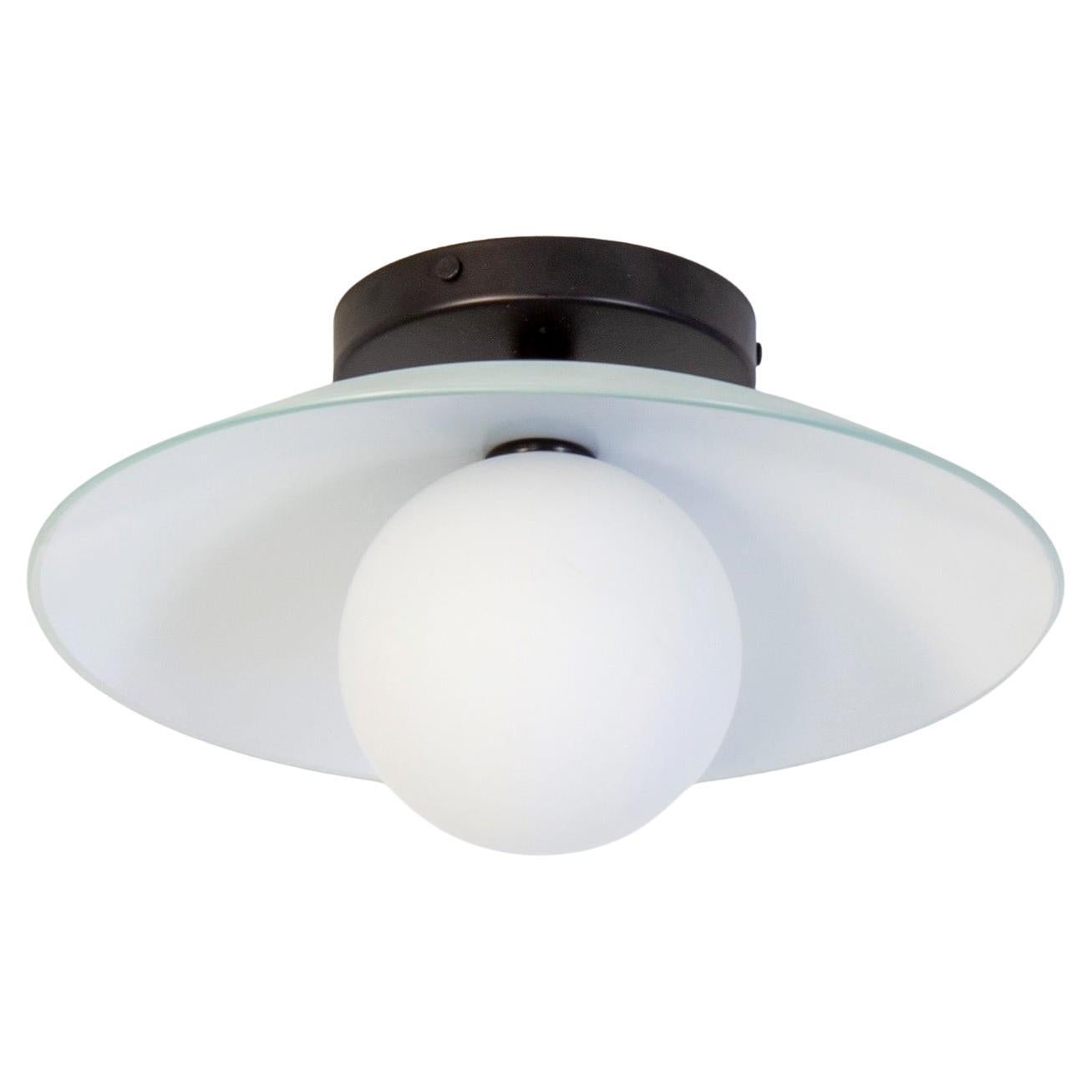 Dieses Angebot ist für 1x Dish Flush Mount entworfen und hergestellt von Research.Lighting. 

MATERIALIEN: Stahl, Glas
Ausführung: Pulverbeschichteter Stahl in schwarz
Globus Größe: ~4.75in
Elektronik: 1x G9-Fassung, 4,5-Watt-LED-Birne (im