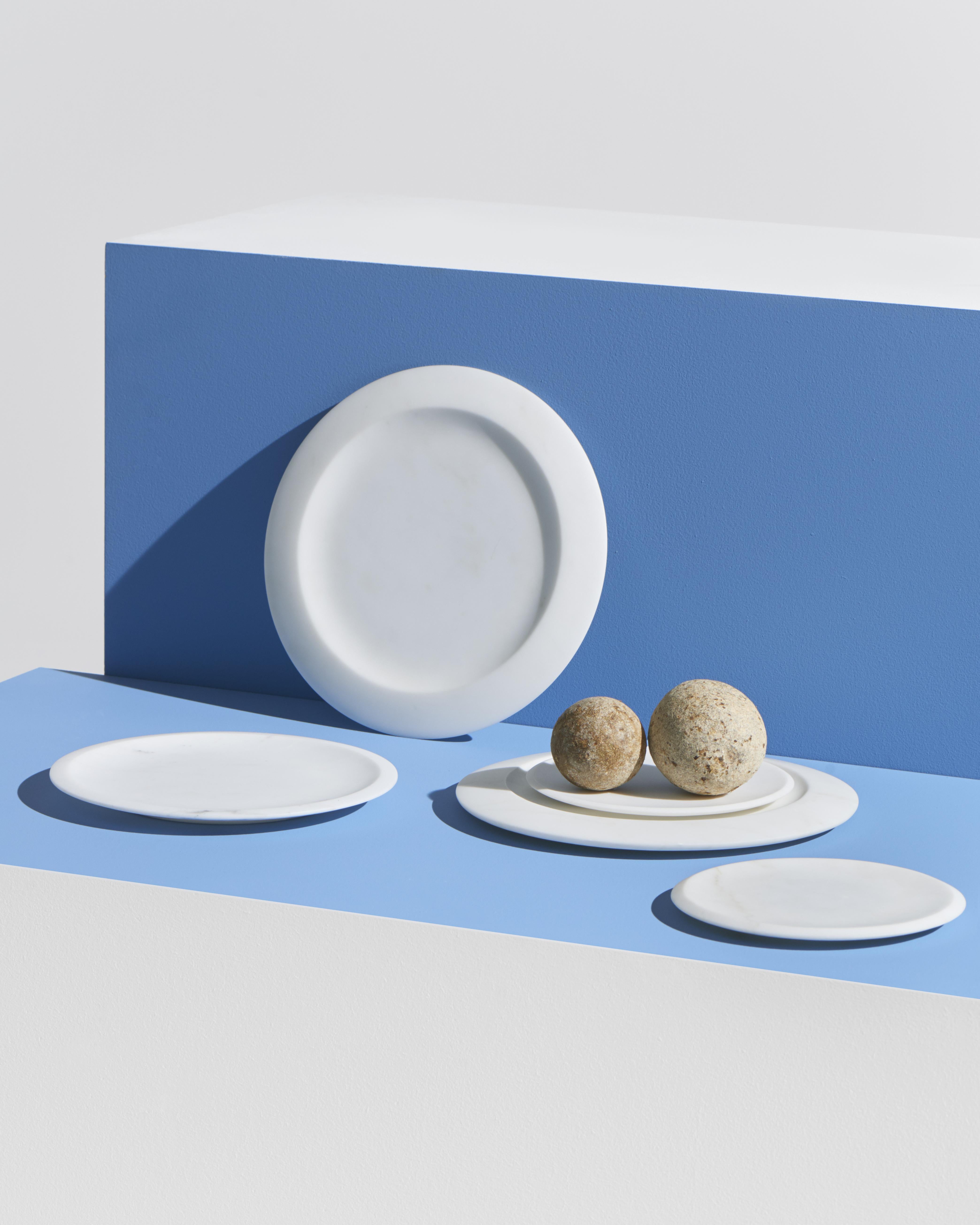Sculptural, bright white, well-defined and multi-fold. Colominas has created a table service inspired by Angelo Mangiarotti’s soft lines, exalting the shape and structure of objects that characterise the exploration of one of the greatest pleasures