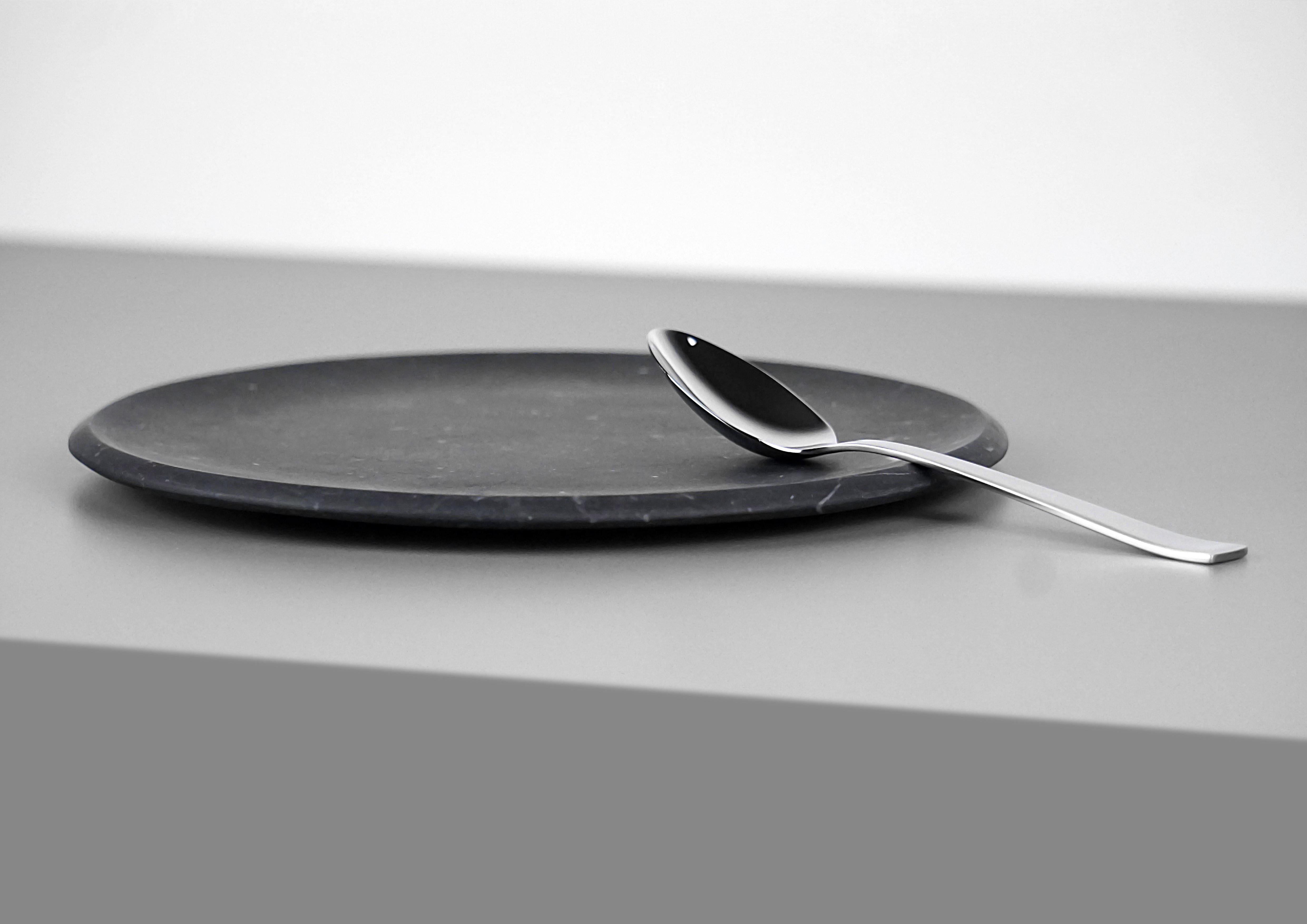 New Modern Dish in Black Marquinia Marble, creator Ivan Colominas In New Condition For Sale In Milan, IT