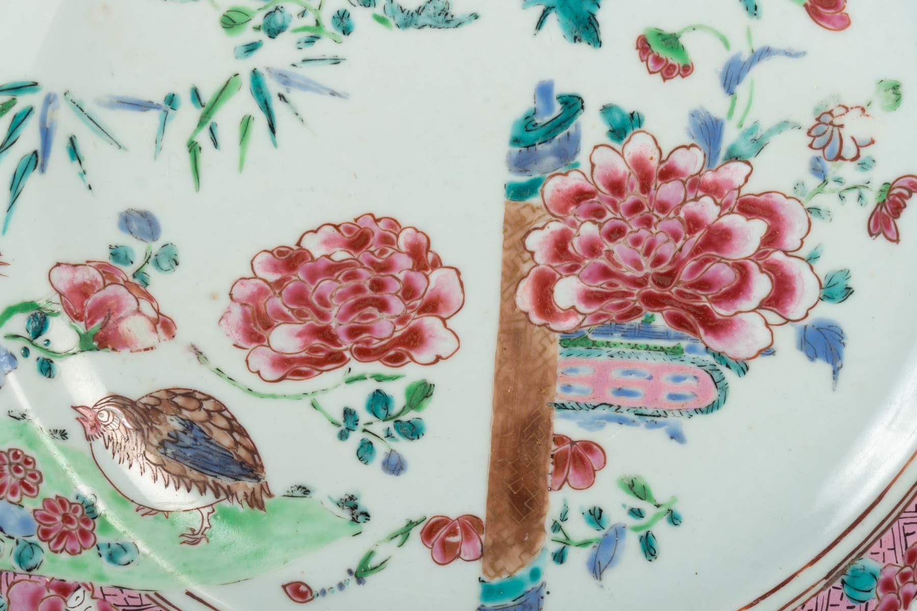 Dish in canton porcelain, 18th century.

Measures: D 31 cm., P 4.5 cm.
