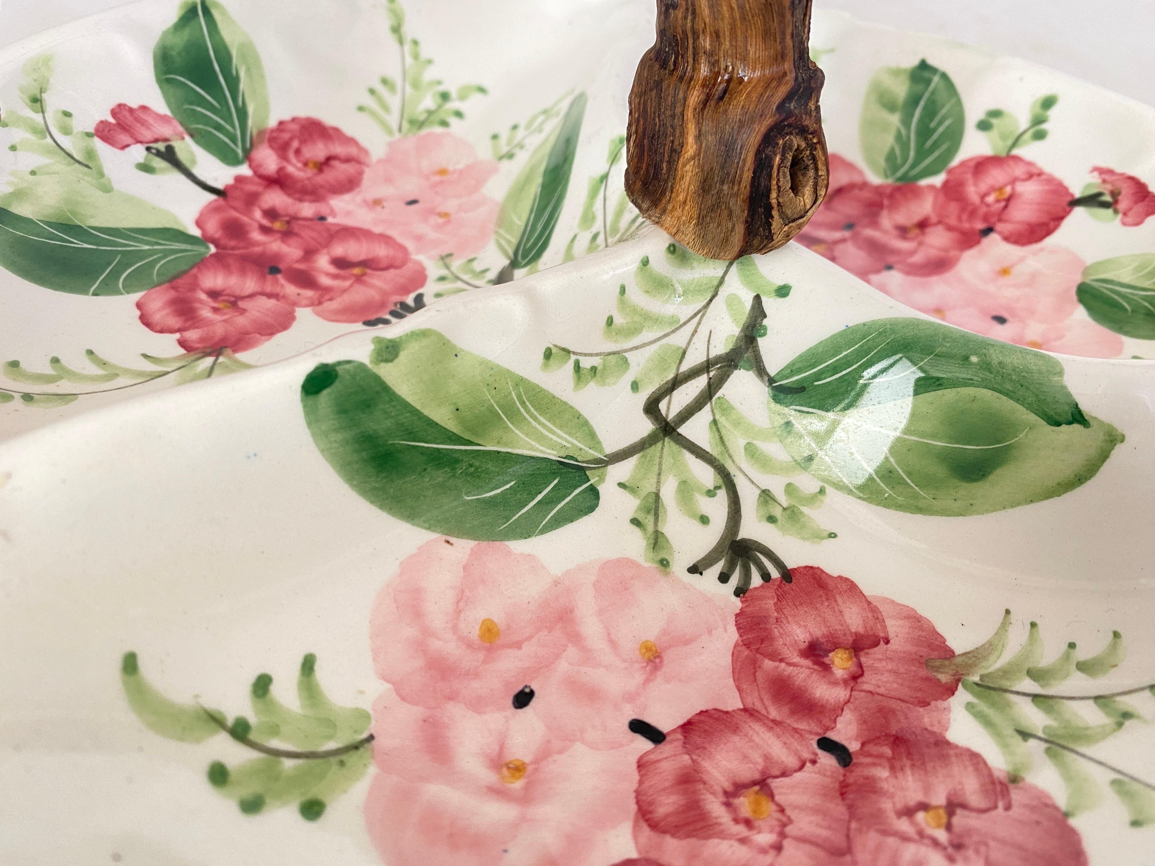 Schale aus italienischer Keramik in rosa und grünen Farben des 20. Jahrhunderts mit Blumen-Weinholzgriff im Angebot 5