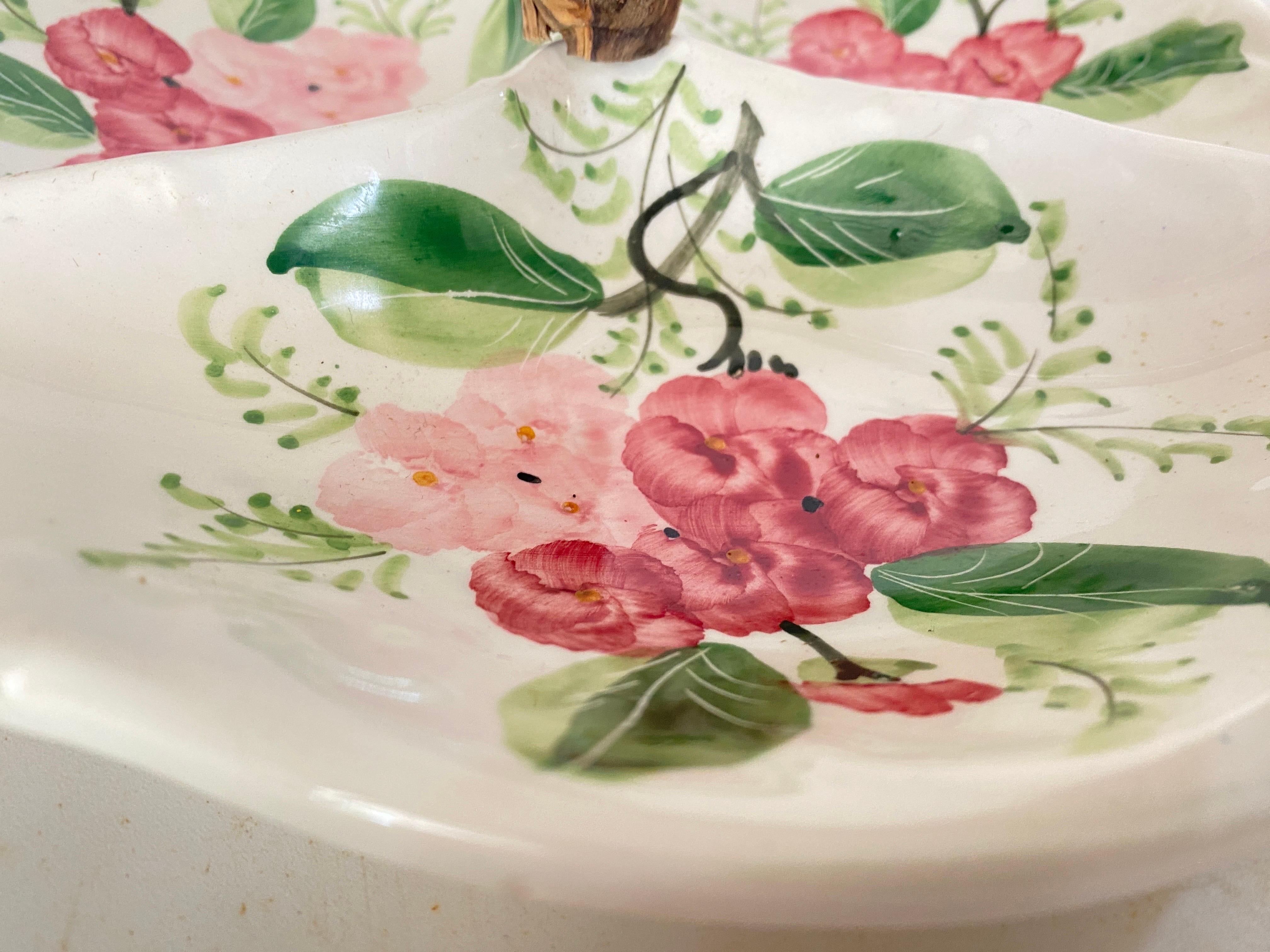 Schale aus italienischer Keramik in rosa und grünen Farben des 20. Jahrhunderts mit Blumen-Weinholzgriff im Angebot 1