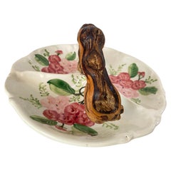 Piatto in ceramica italiana nei colori rosa e verde 20° Fiori Vino Manico in legno