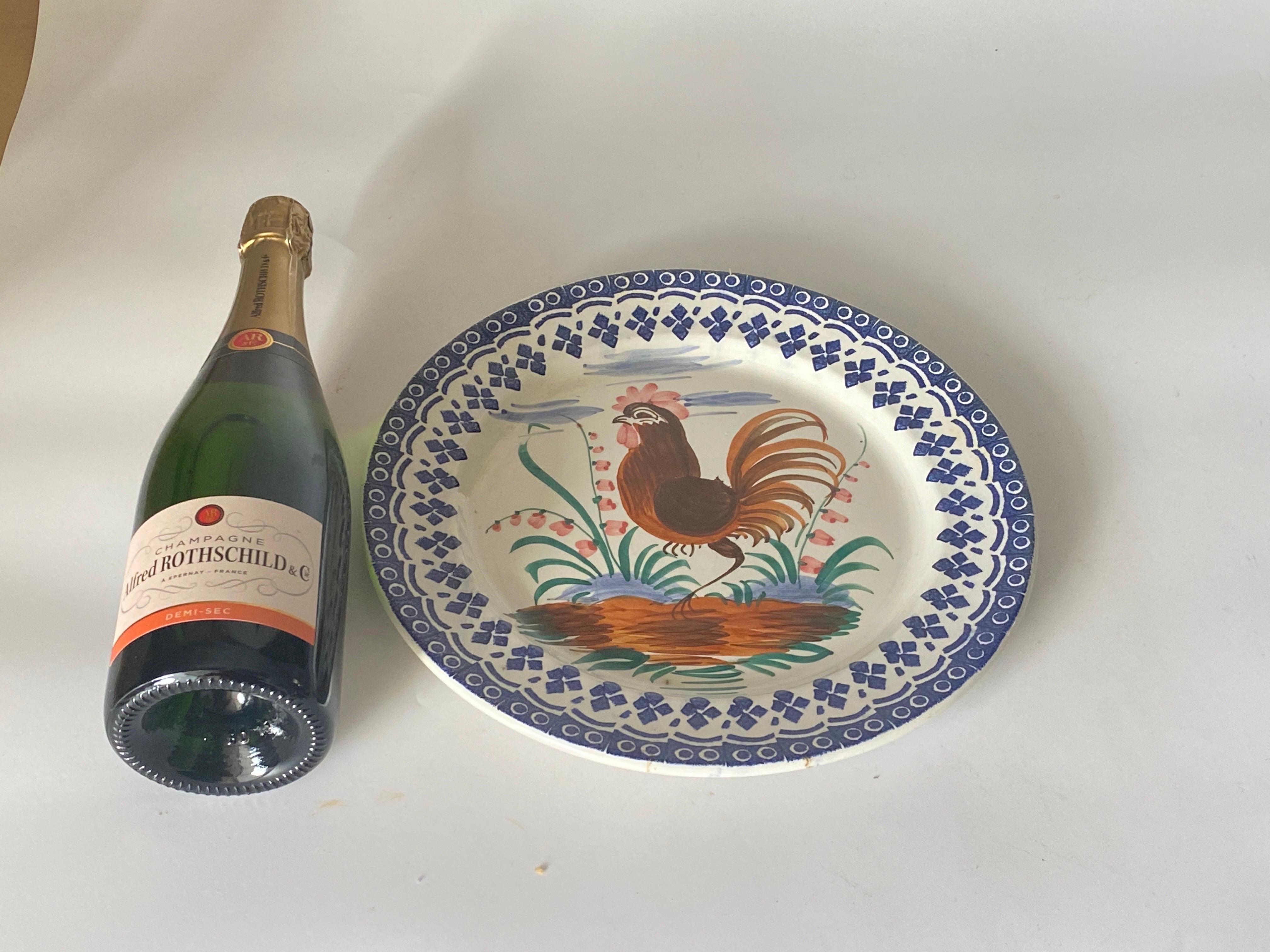 Plat  Coq en faïence italienne de couleur brune et verte du 19e siècle en vente 1