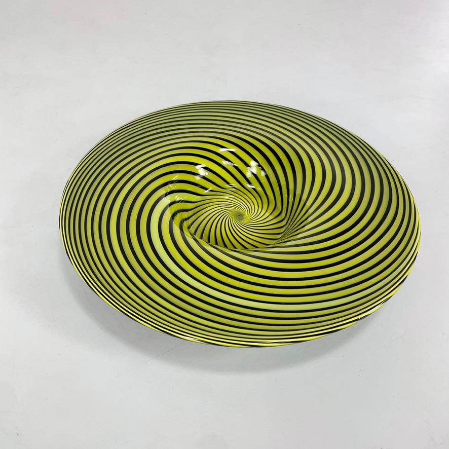 Dish in murano glass with kinetic pattern, Italy 1980s.