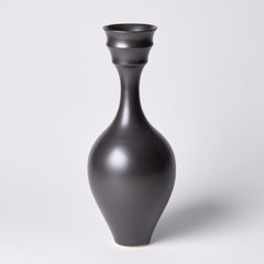 Vase Dish Mouth II, un vase unique en porcelaine noire/ébène de Vivienne Foley
