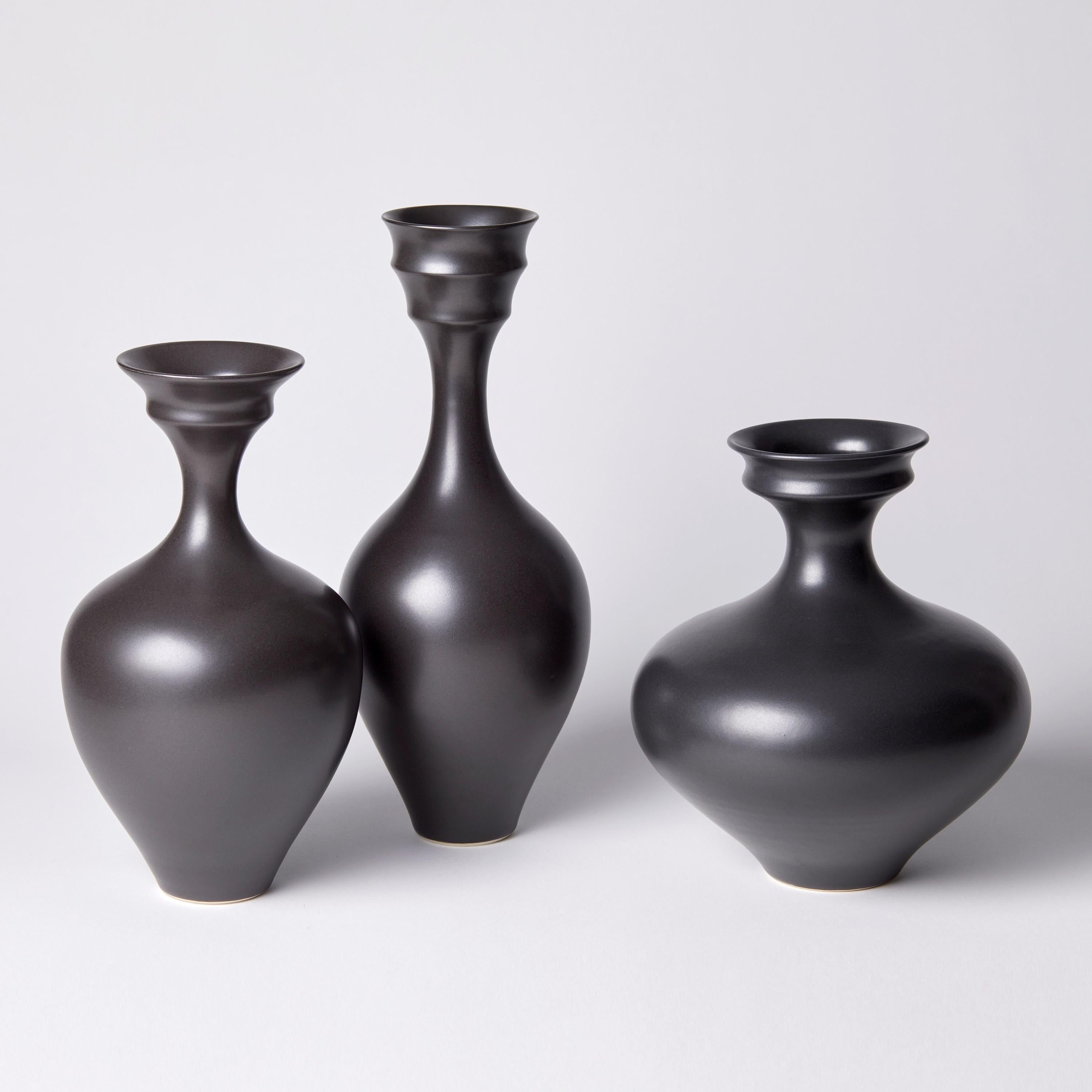 Organique Vase en forme de plat III, un vase unique en porcelaine noire et ébène de Vivienne Foley en vente