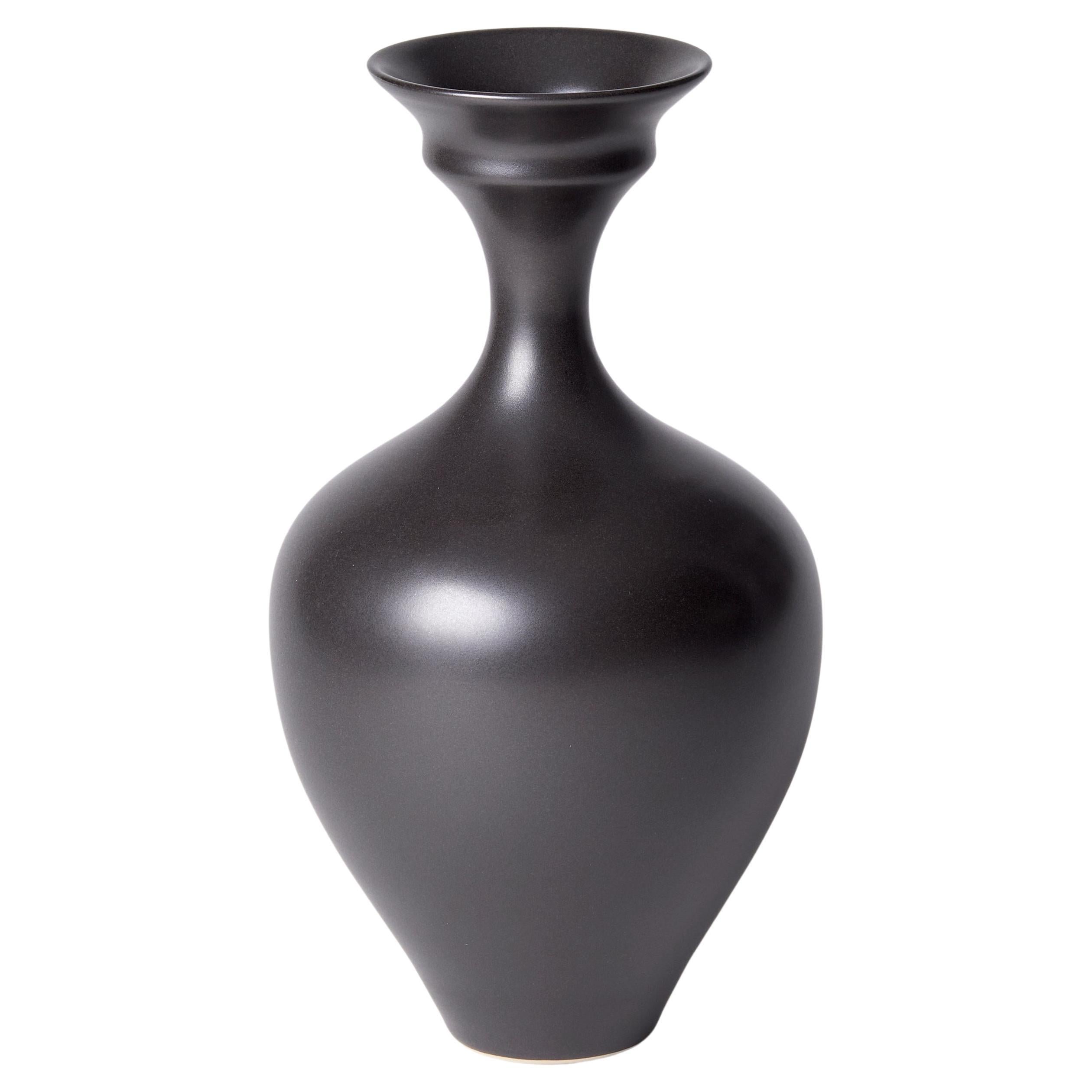 Vase en forme de plat III, un vase unique en porcelaine noire et ébène de Vivienne Foley