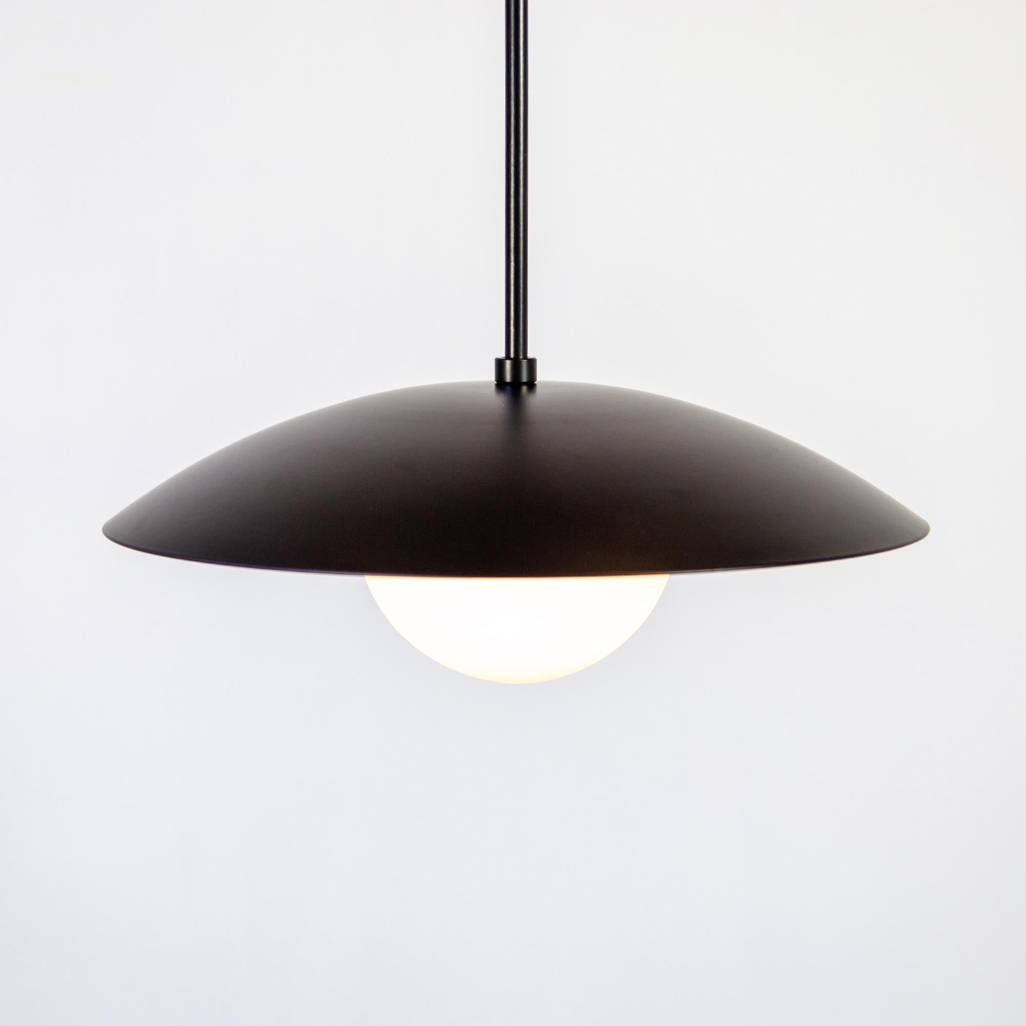 Américain Pendentif Dome par RESEARCH Lighting, noir, fait sur commande en vente