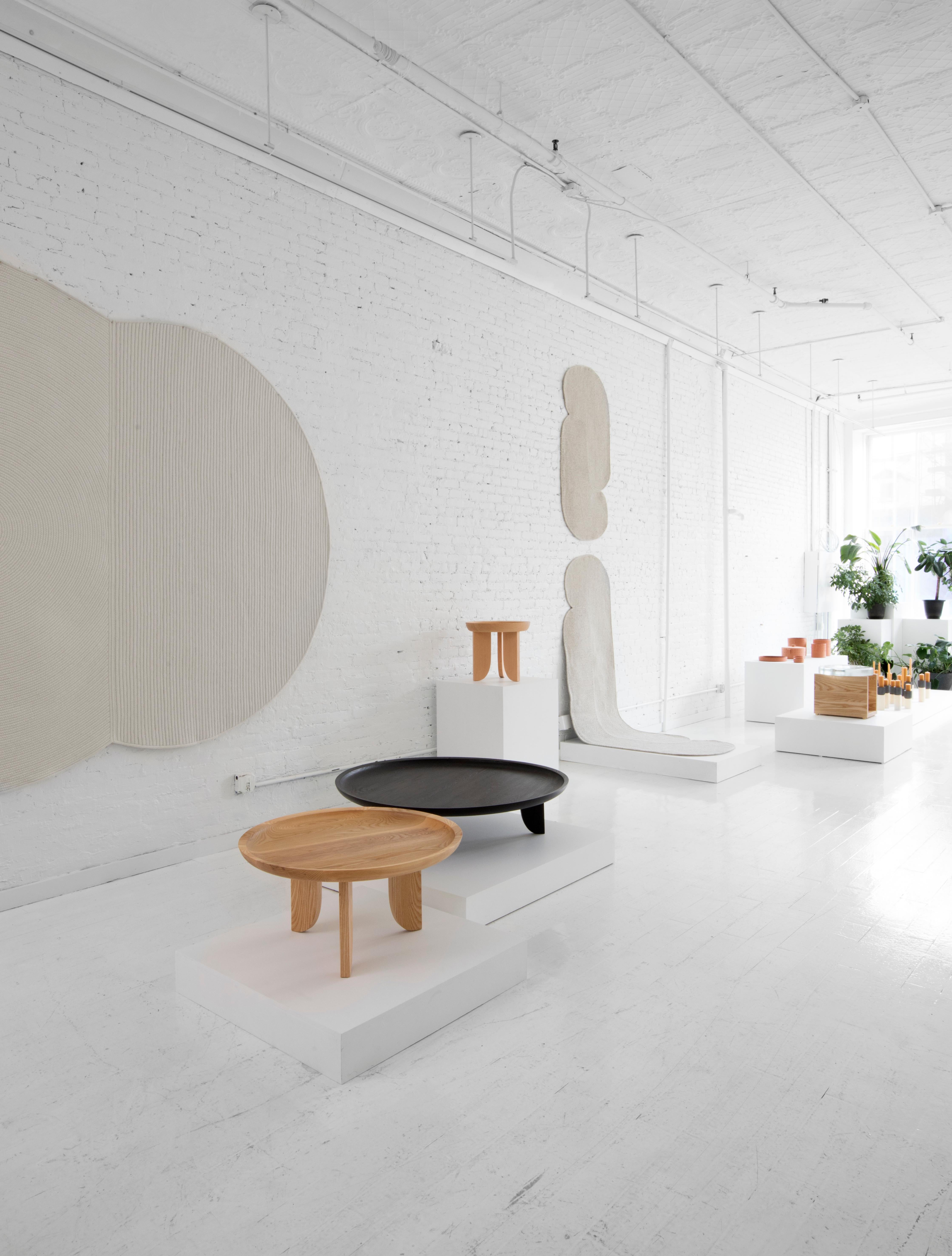 XXIe siècle et contemporain Table basse d'appoint sculpturale contemporaine en bois massif sculptée Nature  en vente