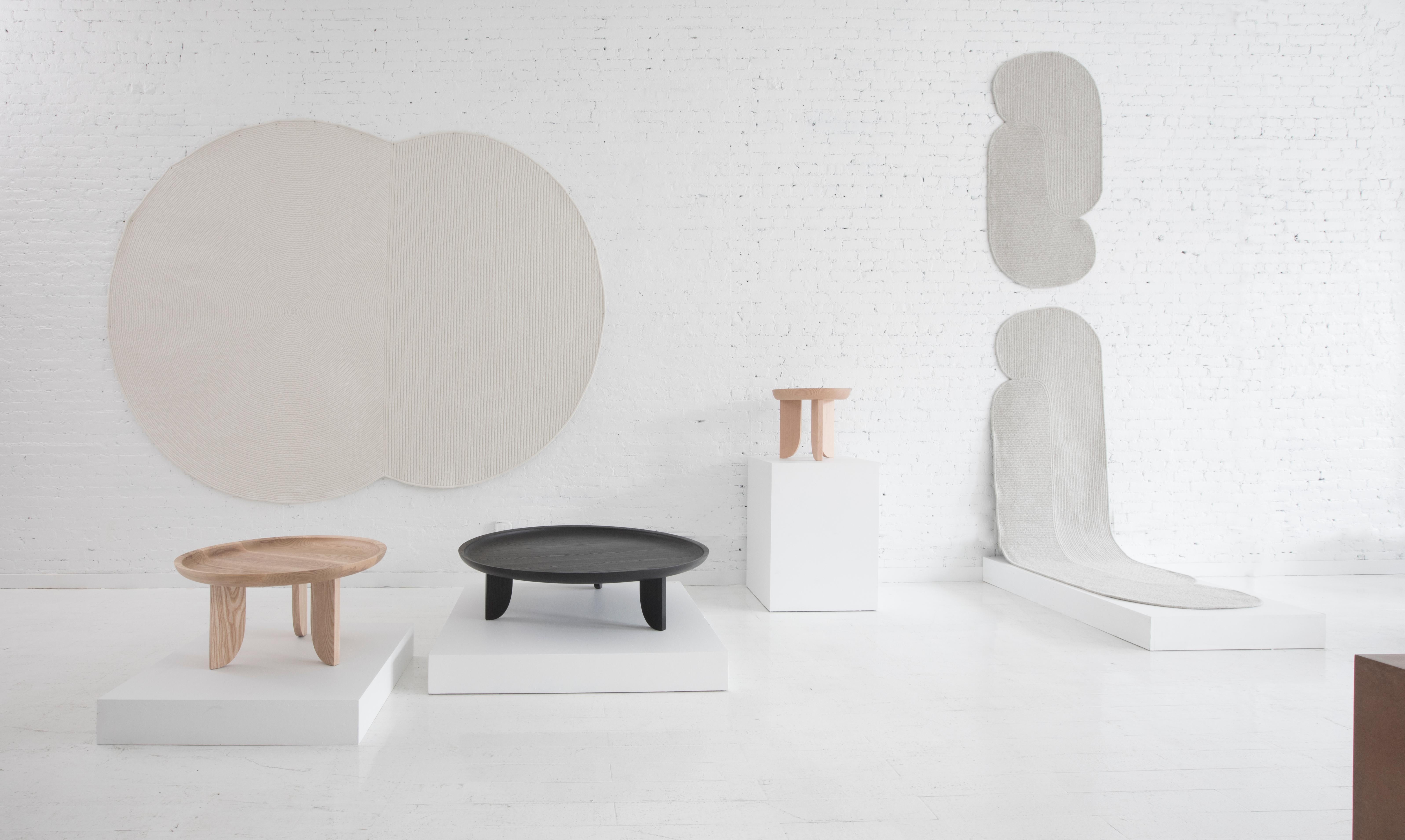 Table basse d'appoint sculpturale contemporaine en bois massif sculptée Nature  en vente 1