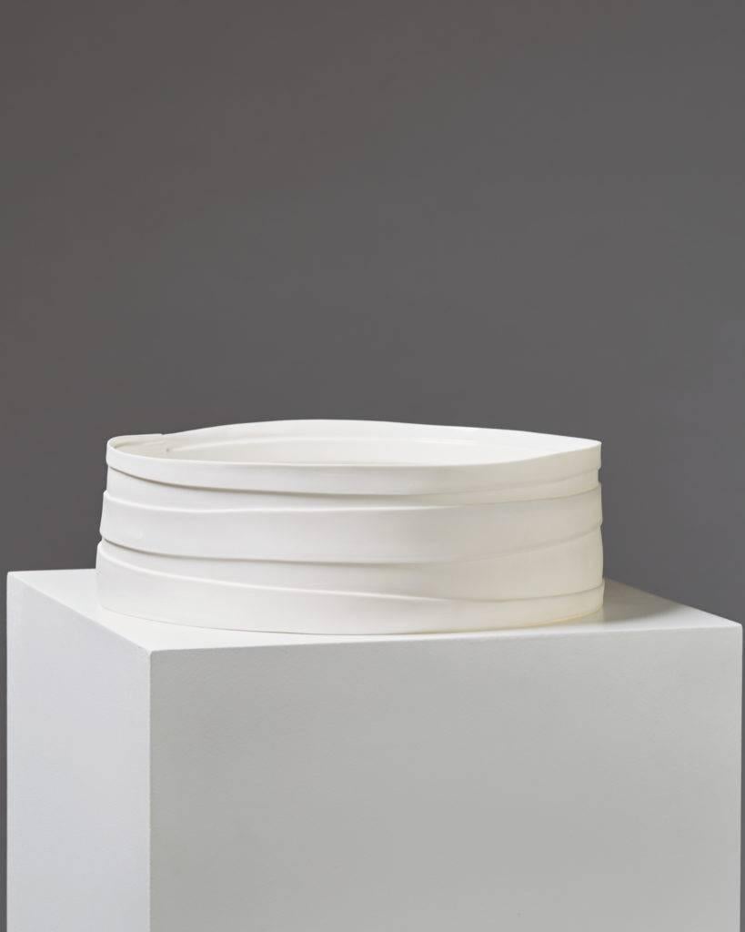 Dish “Thinware” designed by Inge Vincents, 
Denmark. 2000s.

Porcelain.

Measure: H 10 cm/ 4''
D 32.5 cm/ 1' 1 1/8''.