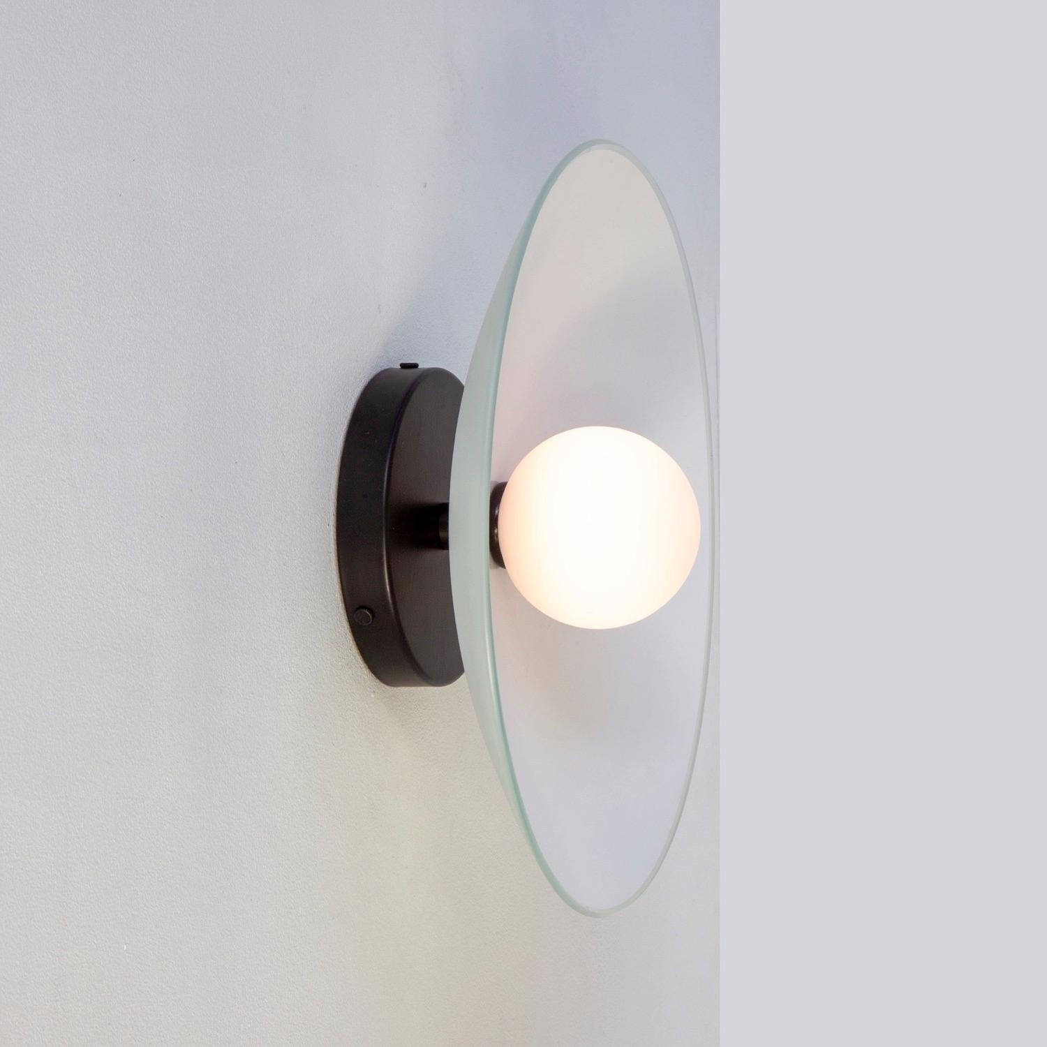 Cette liste est pour 1x Dish Sconce conçu et fabriqué par Research.Lighting. 

MATERIAL : Steele, verre
Finition : Acier revêtu de poudre en noir
Taille du globe : ~3.15in
Électronique : 1x douille G9, ampoule LED de 4,5 watts (incluse), 450
