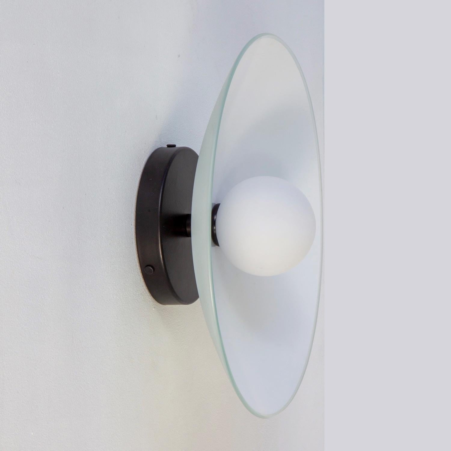Moderne Applique murale Dish, par RESEARCH Lighting, Noir, Globe en verre 3po, Fait sur commande en vente