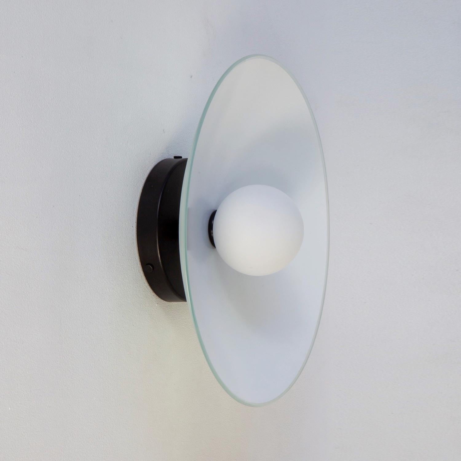 Américain Applique murale Dish, par RESEARCH Lighting, Noir, Globe en verre 3po, Fait sur commande en vente