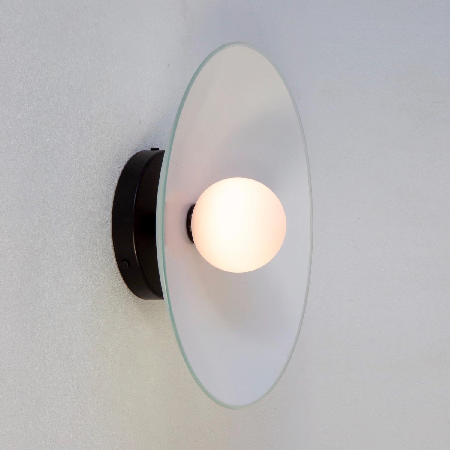 Applique murale Dish, par RESEARCH Lighting, Noir, Globe en verre 3po, Fait sur commande Neuf - En vente à Brooklyn, NY