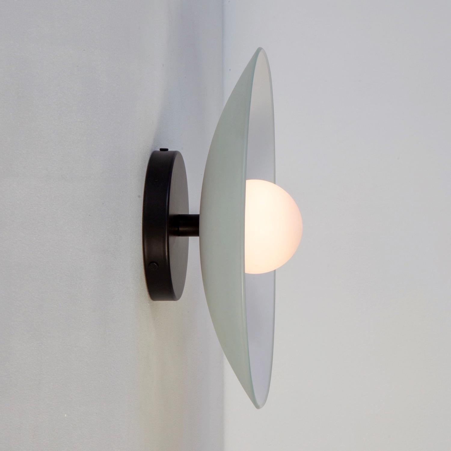 XXIe siècle et contemporain Applique murale Dish, par RESEARCH Lighting, Noir, Globe en verre 3po, Fait sur commande en vente