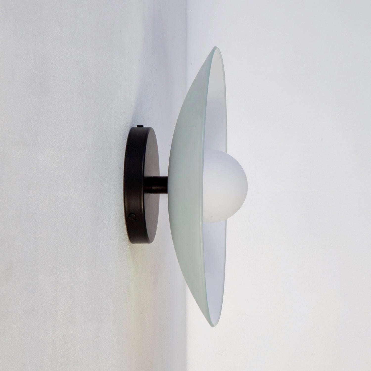 Métal Applique murale Dish, par RESEARCH Lighting, Noir, Globe en verre 3po, Fait sur commande en vente