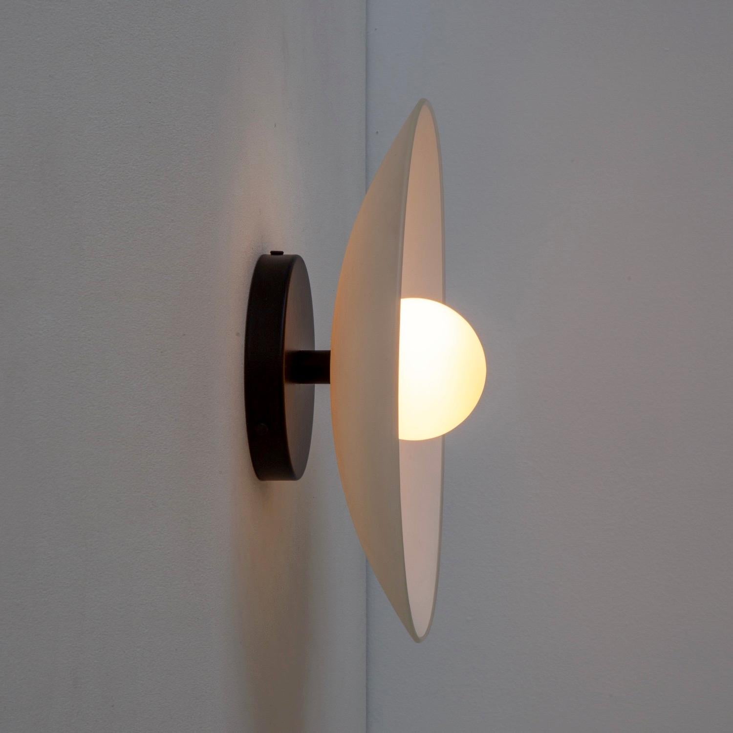 Applique murale Dish, par RESEARCH Lighting, Noir, Globe en verre 3po, Fait sur commande en vente 1