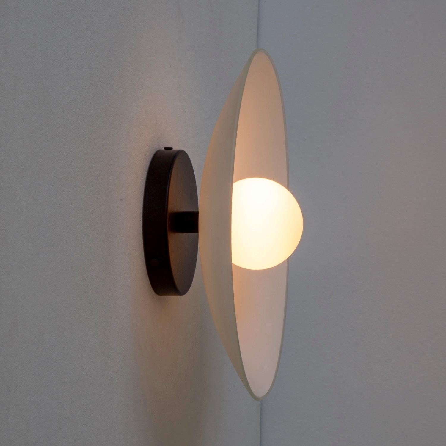 Applique murale Dish, par RESEARCH Lighting, Noir, Globe en verre 3po, Fait sur commande en vente 2
