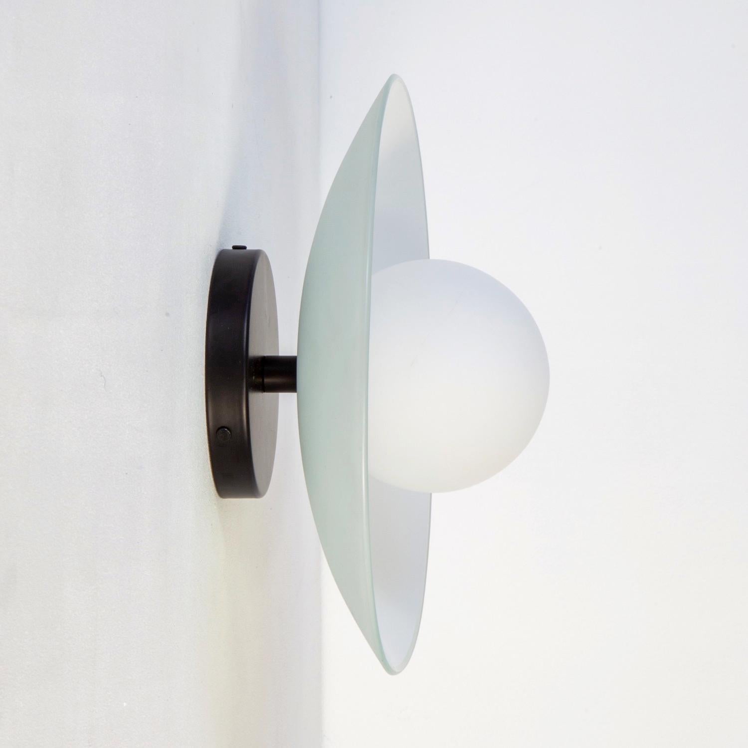 Cette liste est pour 1x Dish Sconce conçu et fabriqué par Research.Lighting. 

MATERIAL : Steele, verre
Finition : Acier revêtu de poudre en noir
Taille du globe : ~4.75in
Électronique : 1x douille G9, ampoule LED de 4,5 watts (incluse), 450