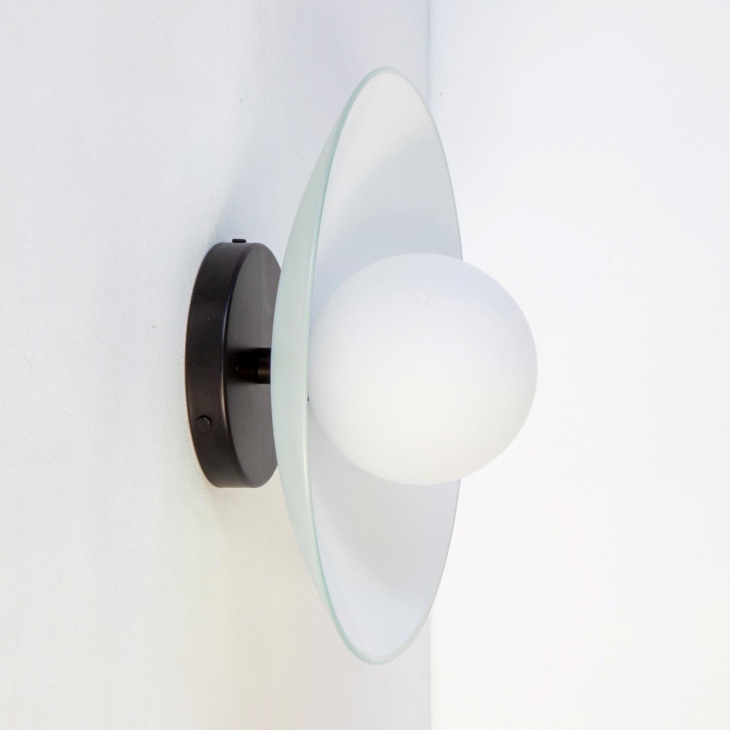 Moderne Applique murale Dish, par RESEARCH Lighting, Noir, Globe en verre 5po, Fait sur commande en vente