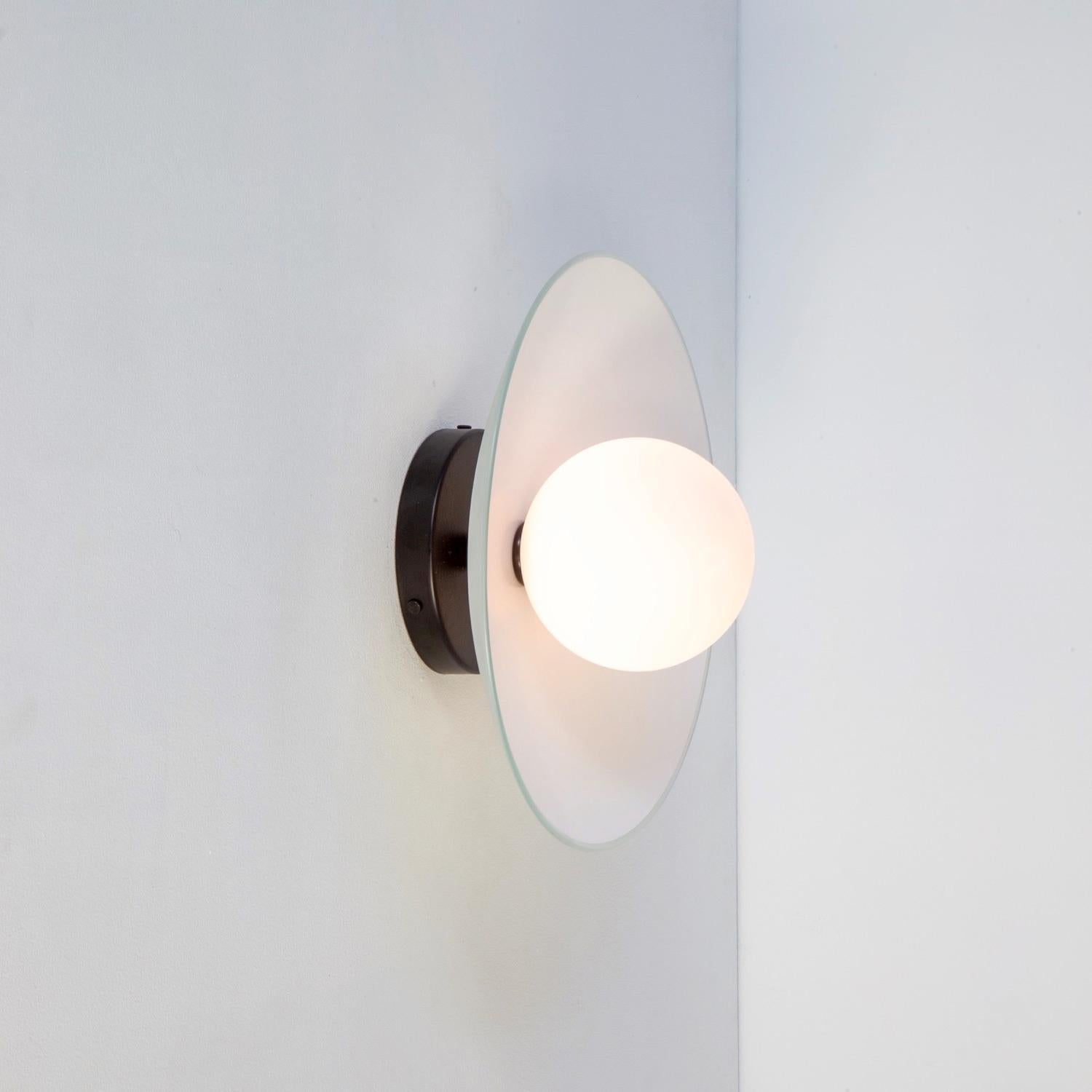 Américain Applique murale Dish, par RESEARCH Lighting, Noir, Globe en verre 5po, Fait sur commande en vente