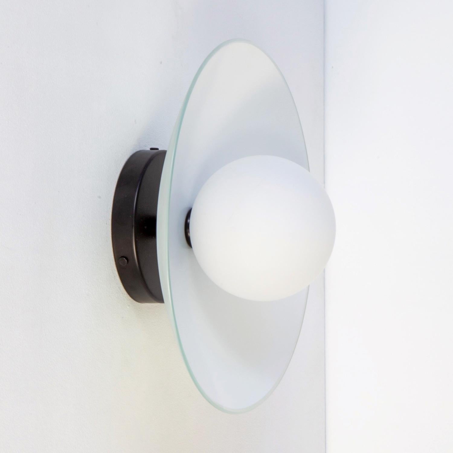 Applique murale Dish, par RESEARCH Lighting, Noir, Globe en verre 5po, Fait sur commande Neuf - En vente à Brooklyn, NY