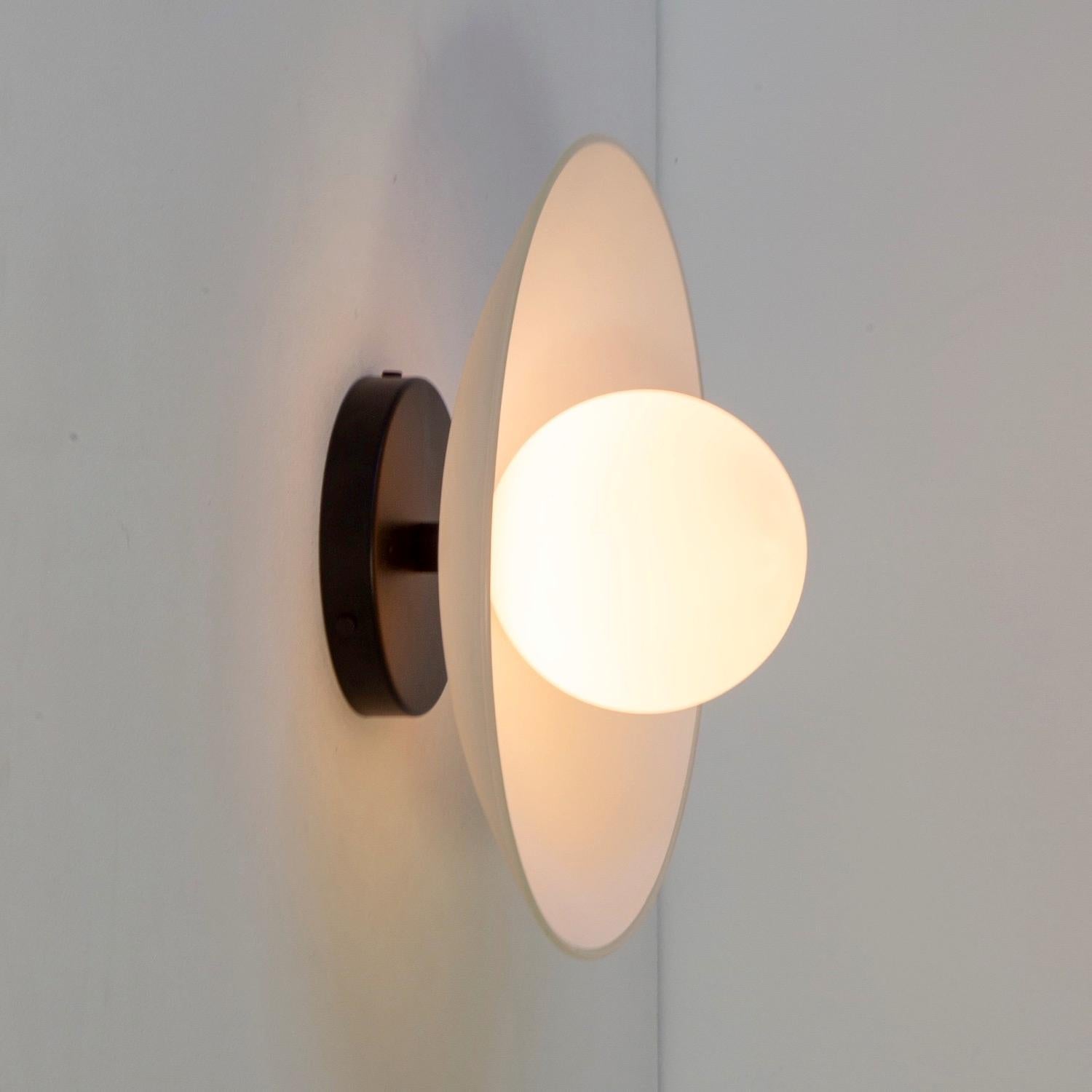 XXIe siècle et contemporain Applique murale Dish, par RESEARCH Lighting, Noir, Globe en verre 5po, Fait sur commande en vente