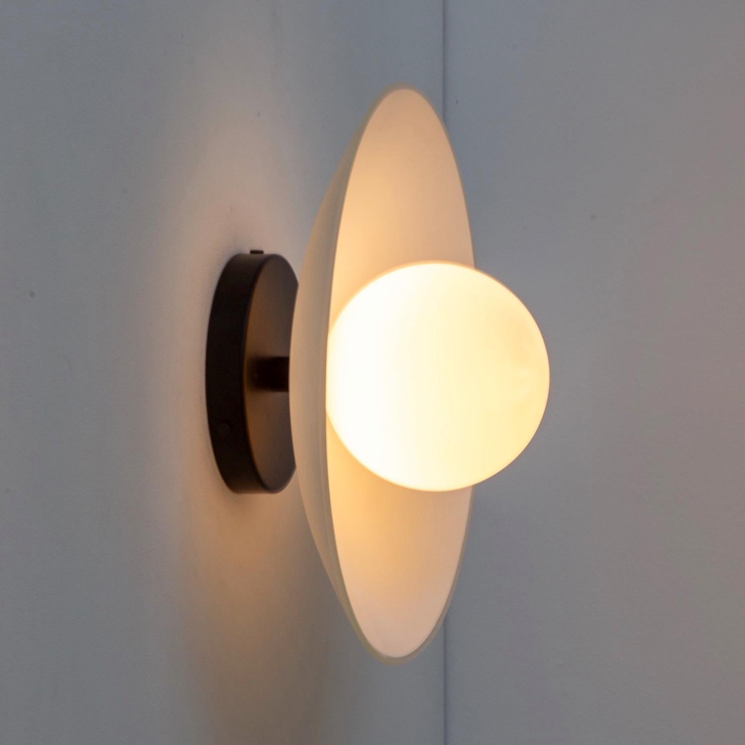 Métal Applique murale Dish, par RESEARCH Lighting, Noir, Globe en verre 5po, Fait sur commande en vente