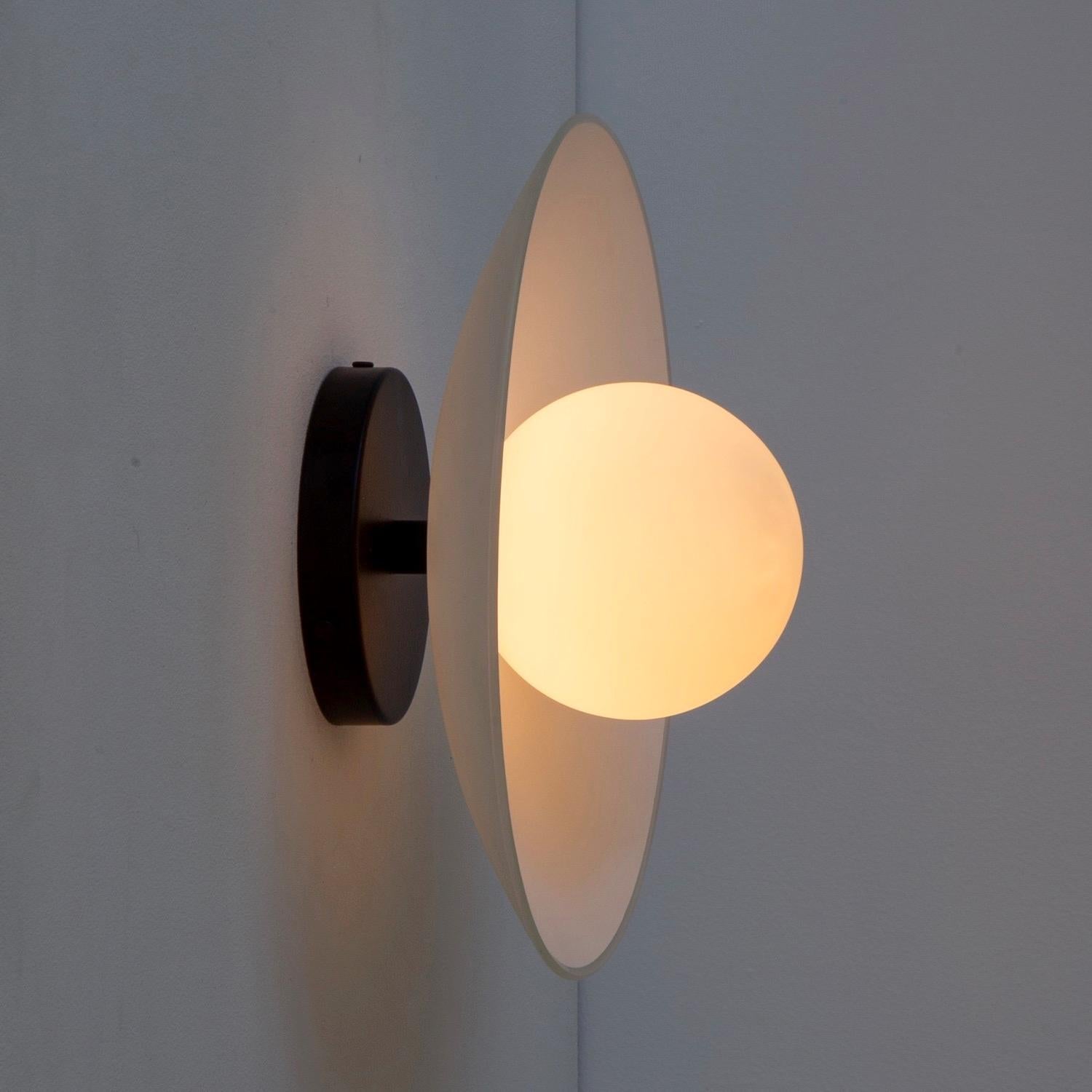 Applique murale Dish, par RESEARCH Lighting, Noir, Globe en verre 5po, Fait sur commande en vente 1