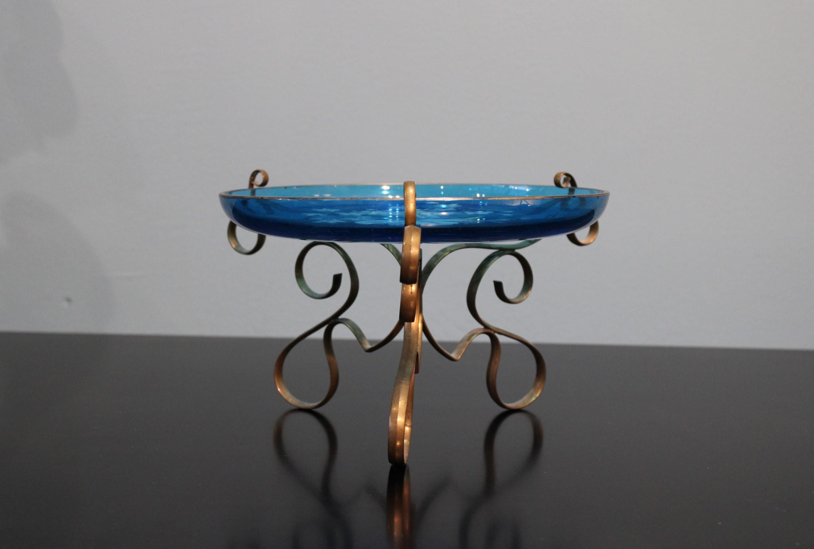 Schale im Art nouveau-Stil 
Blaue Glaswarenplatte mit Blumendekor und einem skulpturalen Metallbein.