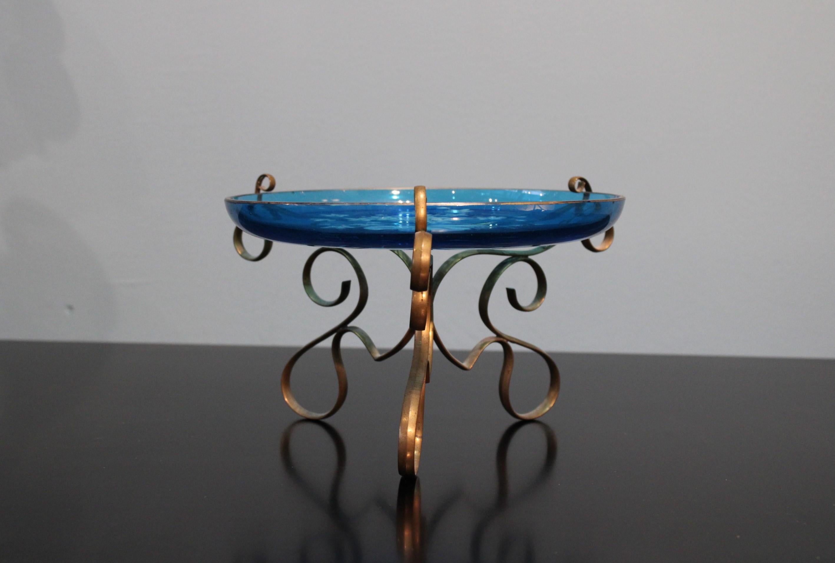 Plat de style Art nouveau. 
Un plateau en verre bleu à décor de fleurs et un pied en métal sculpté.