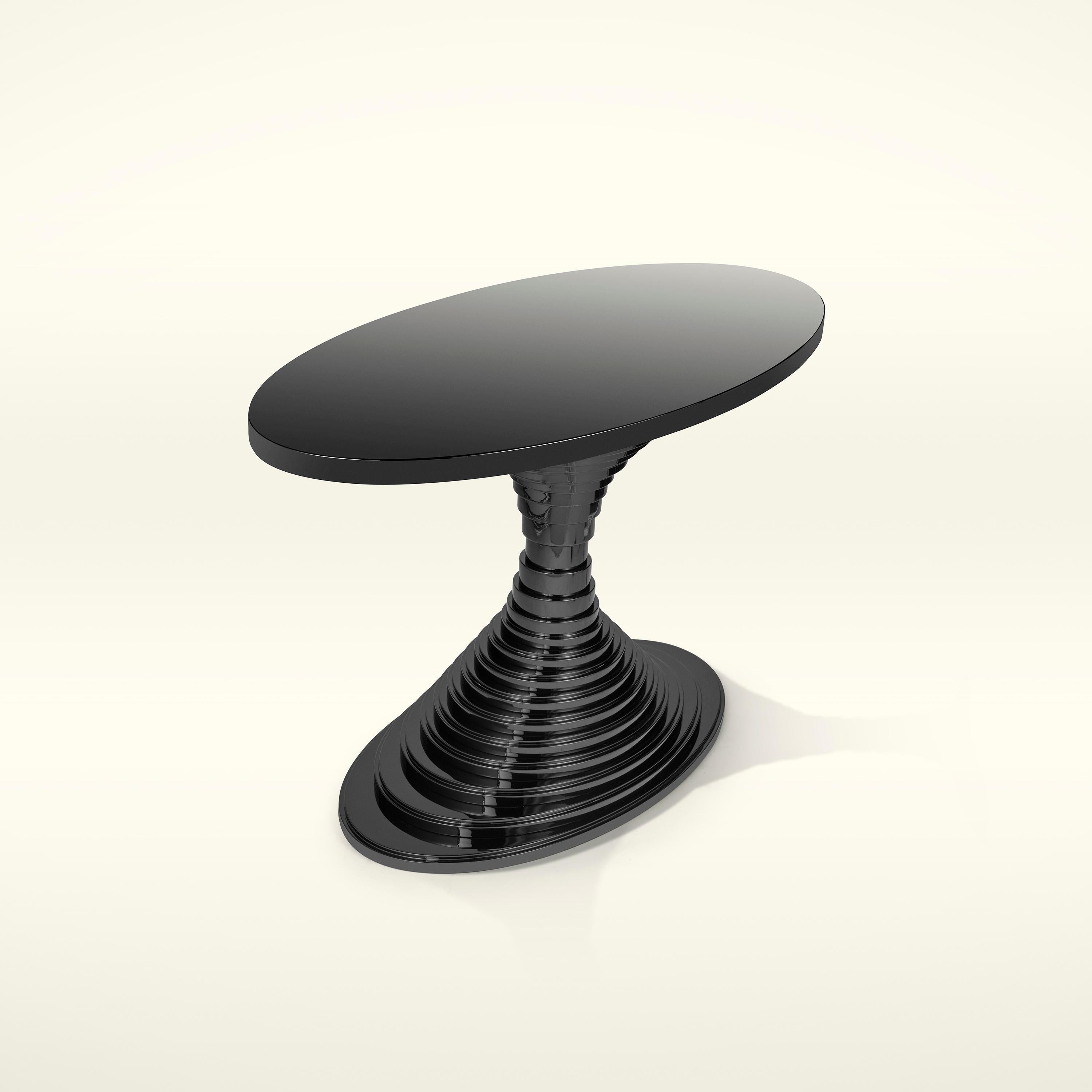 Il Disk Console Table è composto da forme volumetriche a forma di disco in varie scale. La sua forma è impreziosita da un materiale laccato lucido che ne esalta l'estetica. 