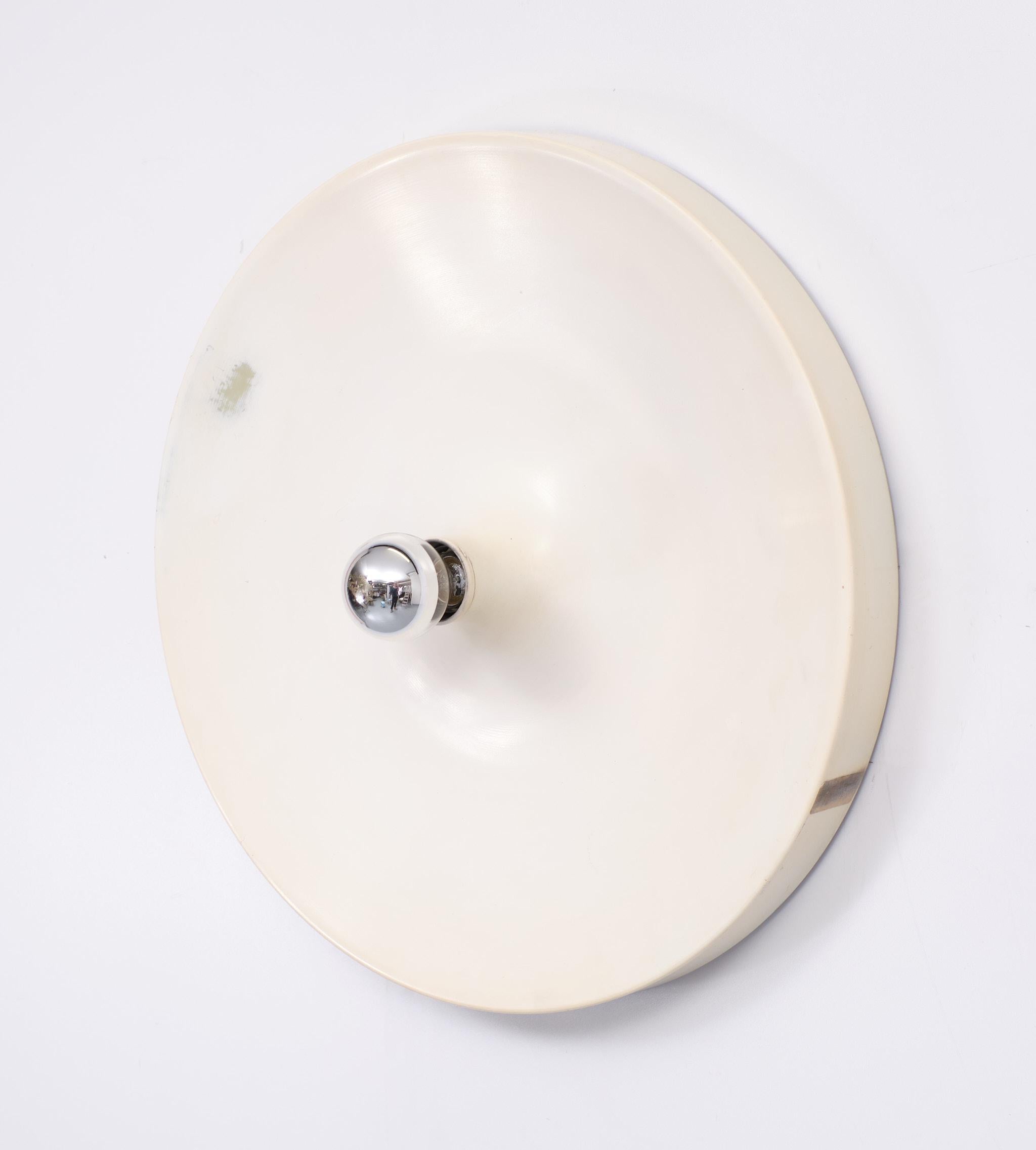 Very nice Wall or ceiling light. Original off White color Aluminum. 
there is a working put down switch on the side. see photos. Still including the seller sticker 
on the side says 1972 and the price in gilders.