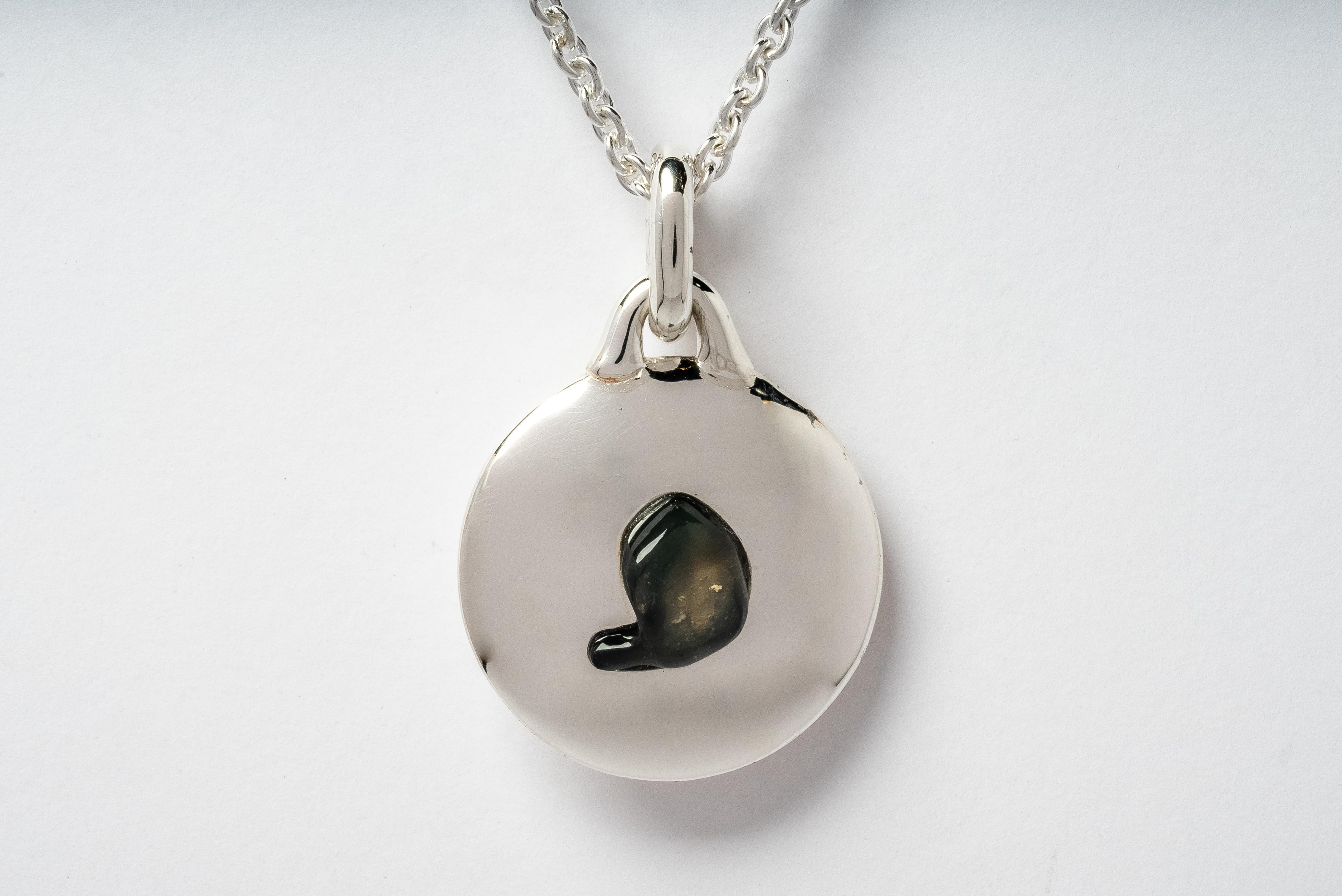 Necklace in the shape of disk made in polished sterling silver and a slab of rough opal. It comes on 74 cm sterling silver chain.