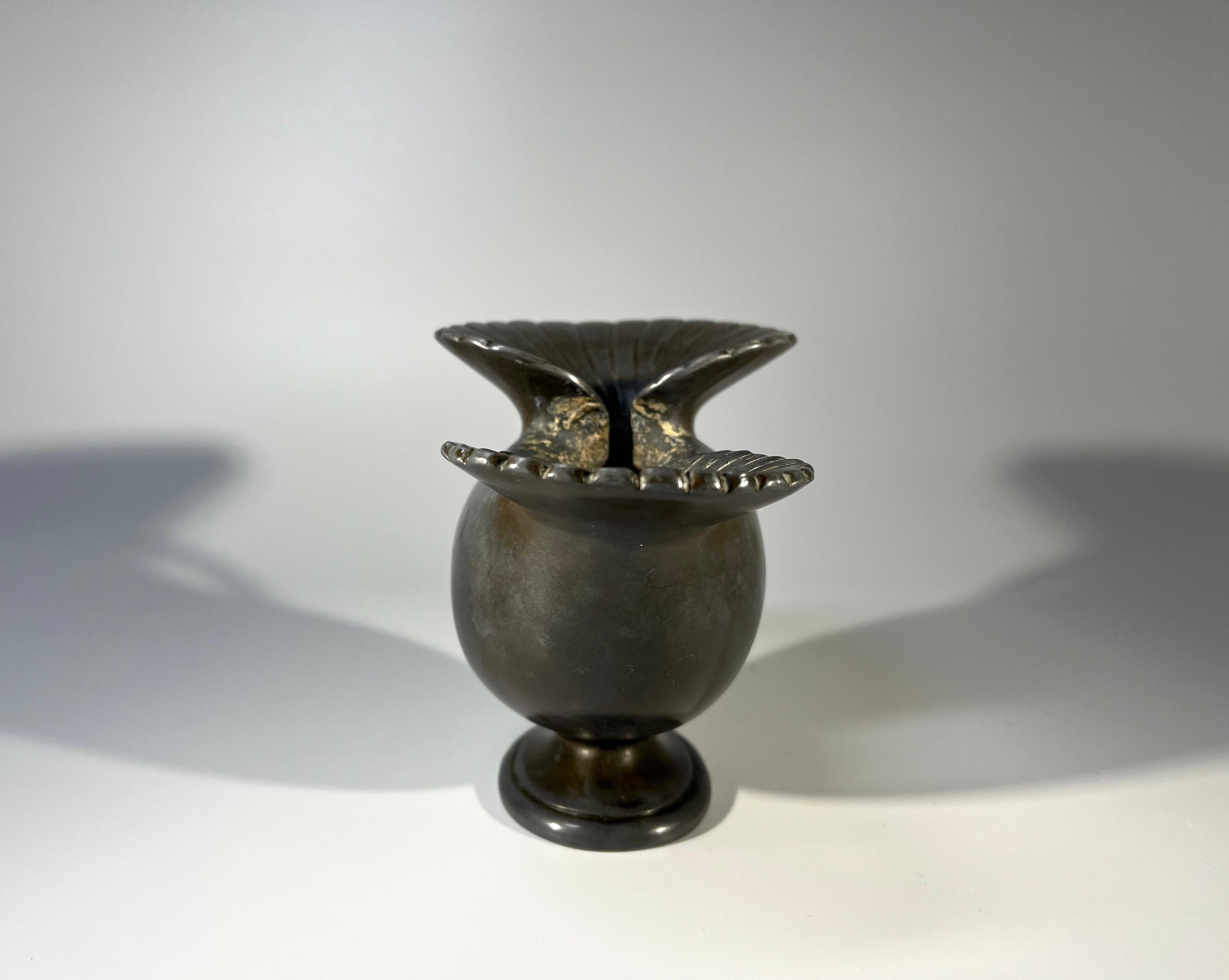 Vase en métal Just Andersen, Danemark 1930's Double entonnoir cannelé D118 4
