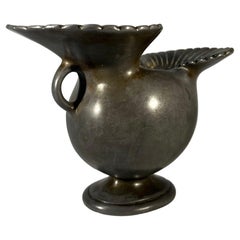 Vase en métal Just Andersen, Danemark 1930's Double entonnoir cannelé D118