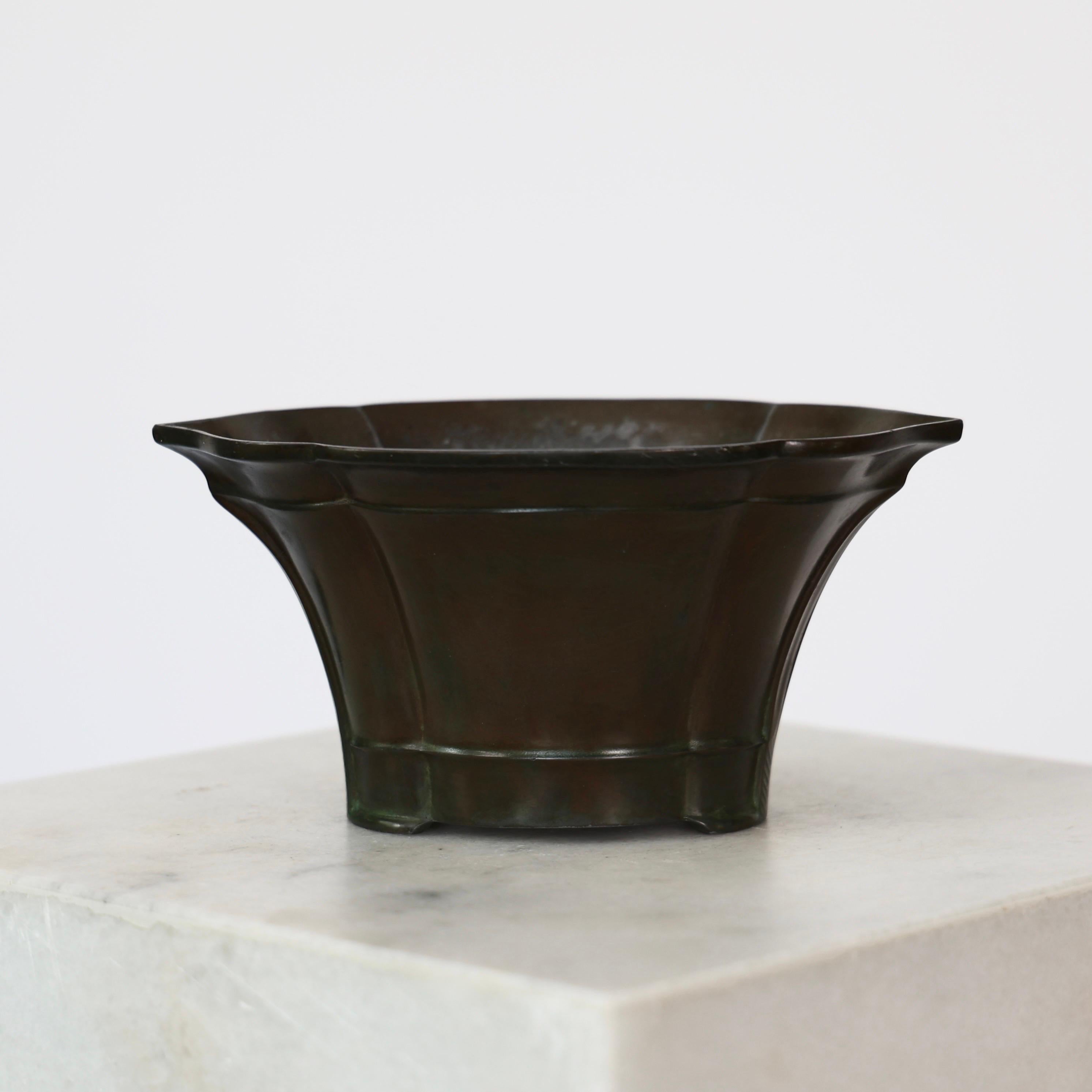 Diskometal Pflanzgefäß, hergestellt von Just Andersen in den 1920er Jahren. 

* Ovaler diskometaler Blumentopf 
* Designer: Just Andersen
* Hersteller: Just Andersen
* Stil: D71
* Jahr: 1926-1929
* Zustand: Sehr guter Vintage-Zustand. Gravuren des