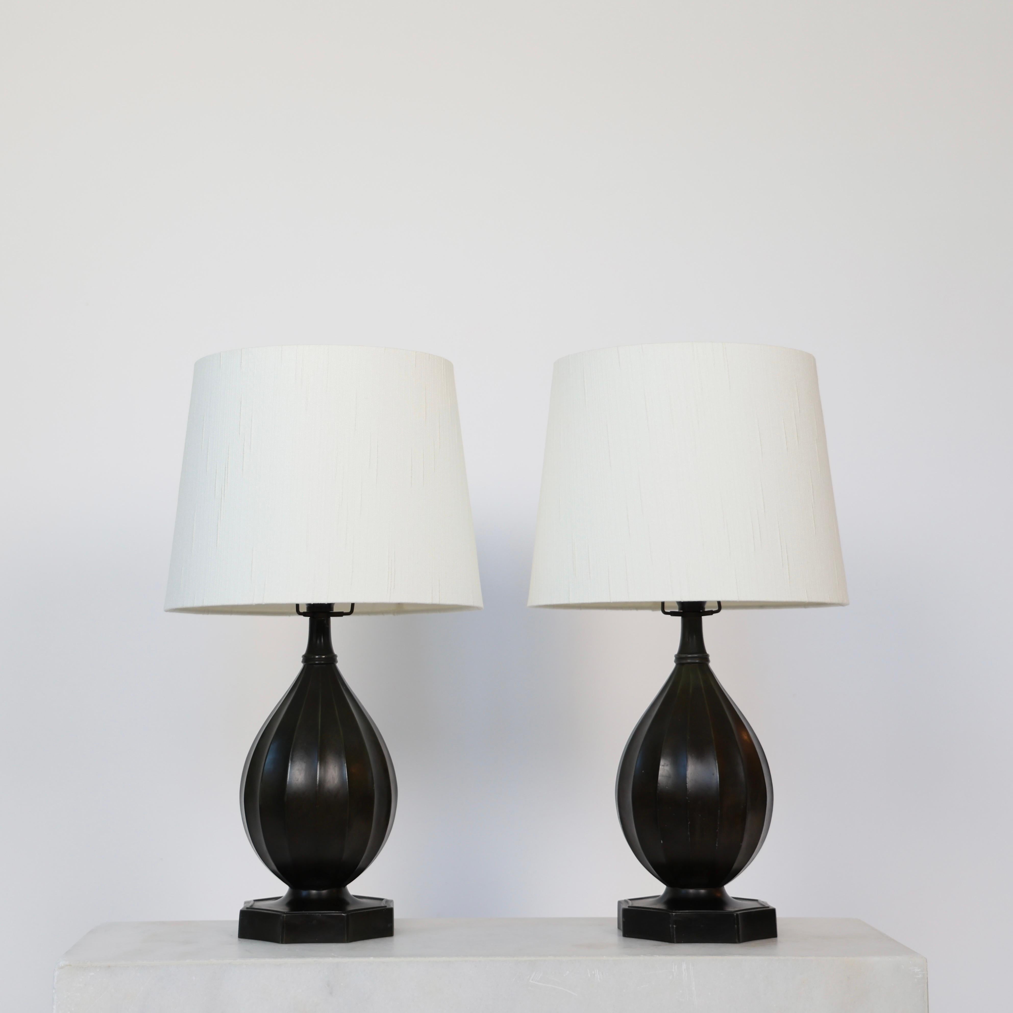 Pair of Exquisite Diskometal Table Lamps made Just Andersen in the 1930s

* Set (2) of bottle-shaped metal desk lamp on foot and white fabric shades.
* Designer: Just Andersen
* Model: 1860 
* Year: 1936
* Condition: Good vintage condition. Maker's