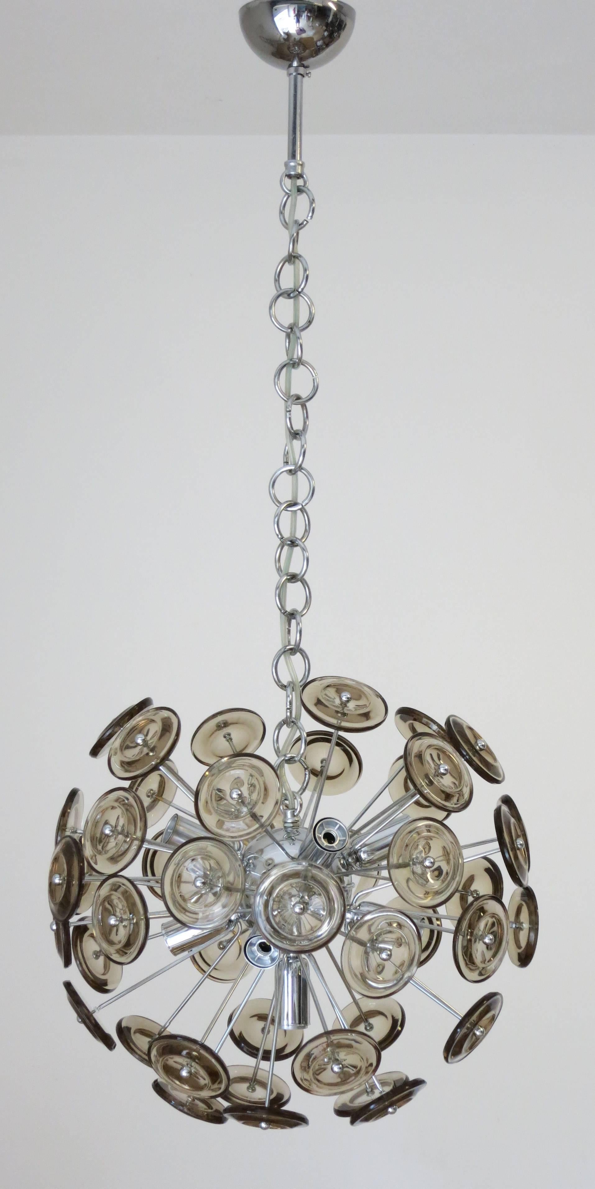 Lampadario Sputnik d'epoca originale con dischi di vetro fumé su struttura cromata / Disegnato da Cristal Arte negli anni '60 circa / Made in Italy
9 luci / tipo E12 / max 40W ciascuna
Misure: Diametro 17,5 pollici / altezza 17,5 pollici più la