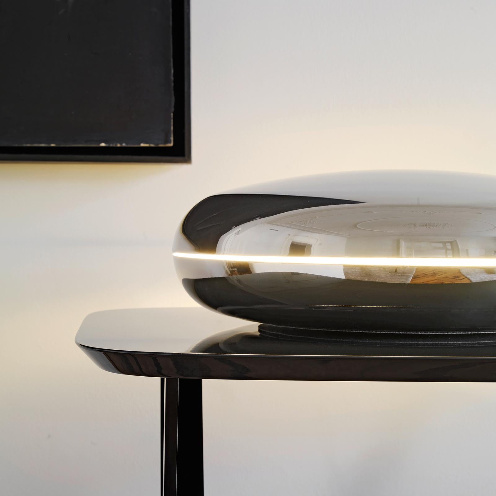 Disques de lampe de table en acier poli, réalisés avec
2 disques en acier, réalisés avec un système d'éclairage coulissant.
Avec 1 ampoule, ampoule fluorescente 2Gx13, max 40 watt.
Ampoule non incluse.
  
