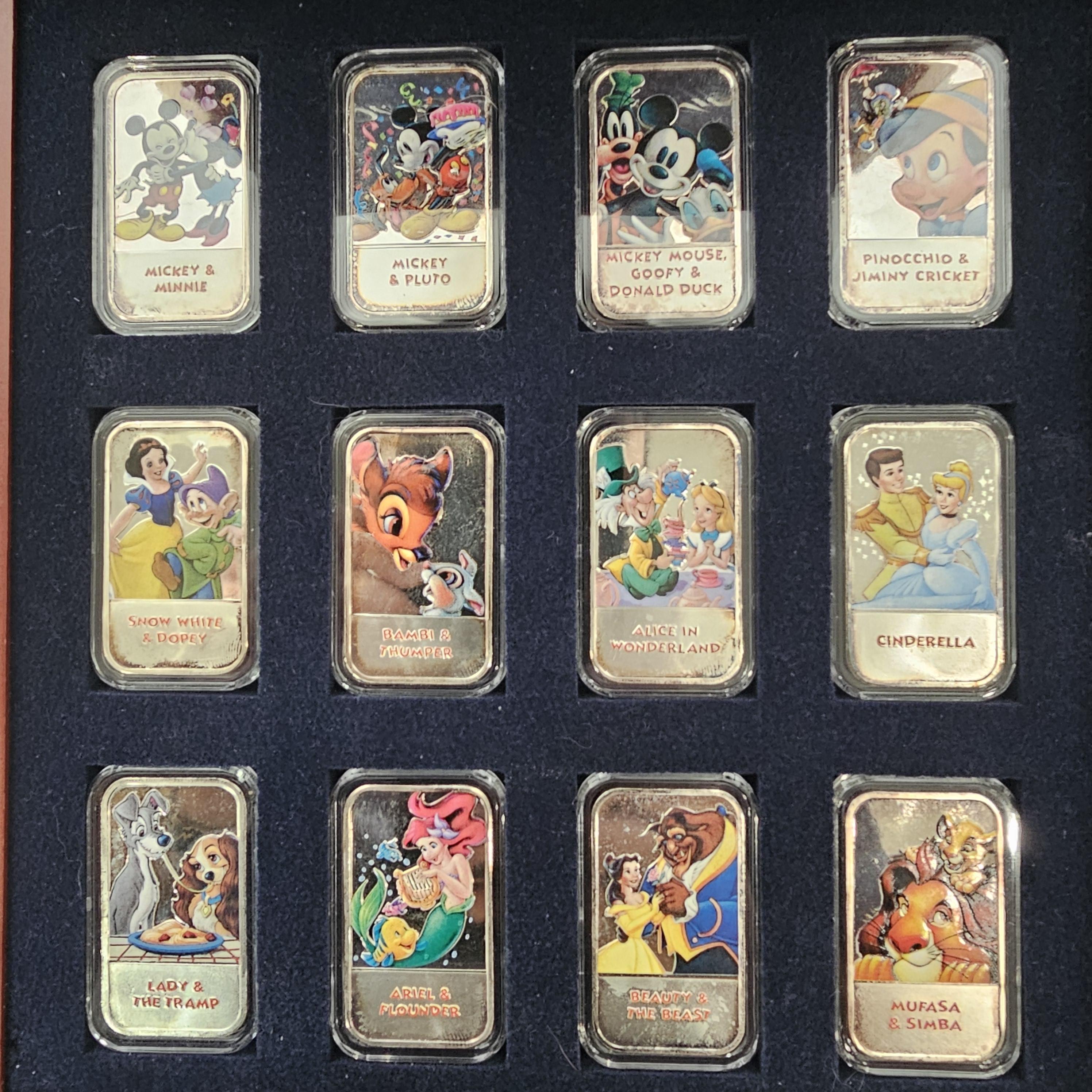Améliorez votre collection avec cet exquis ensemble de lingots d'argent Disney. Fabriqué en argent fin 999, chaque lingot d'une once est orné de vibrantes illustrations en émail de personnages Disney bien-aimés. Ce set est un complément parfait pour