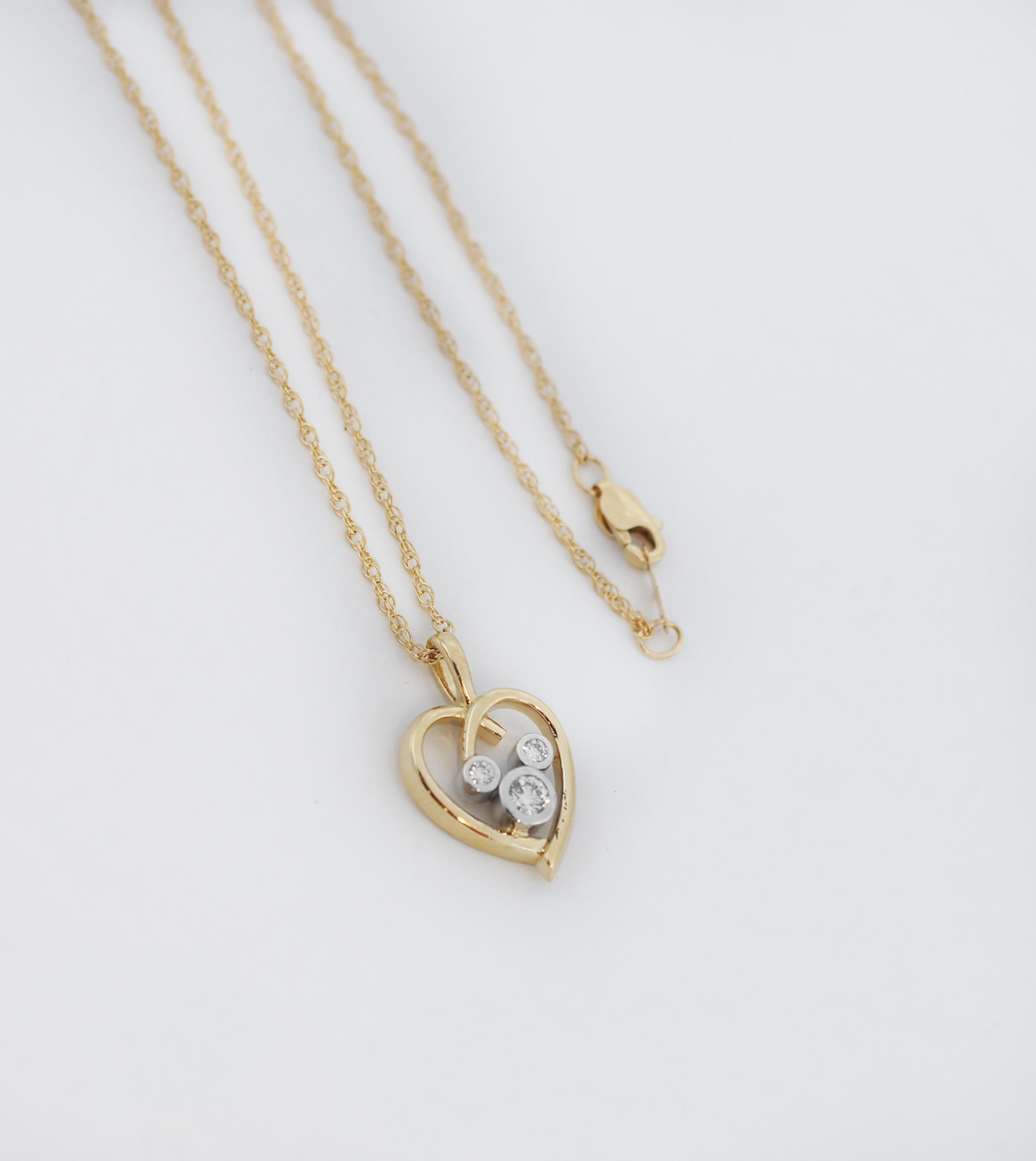Taille ronde Disney Collier Mickey Mouse en or 14 carats avec cœurs de diamants en vente