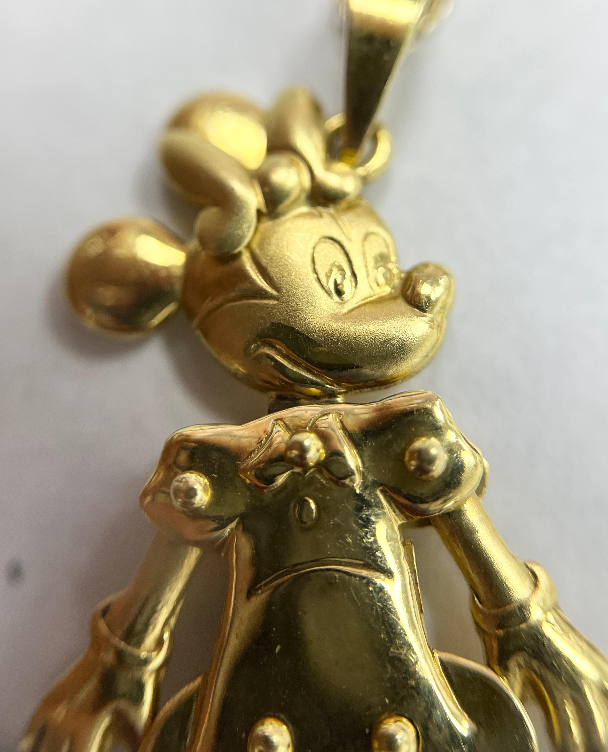 Disney 18k YG Minnie Mouse pendant with gold chain In Excellent Condition For Sale In New York, NY