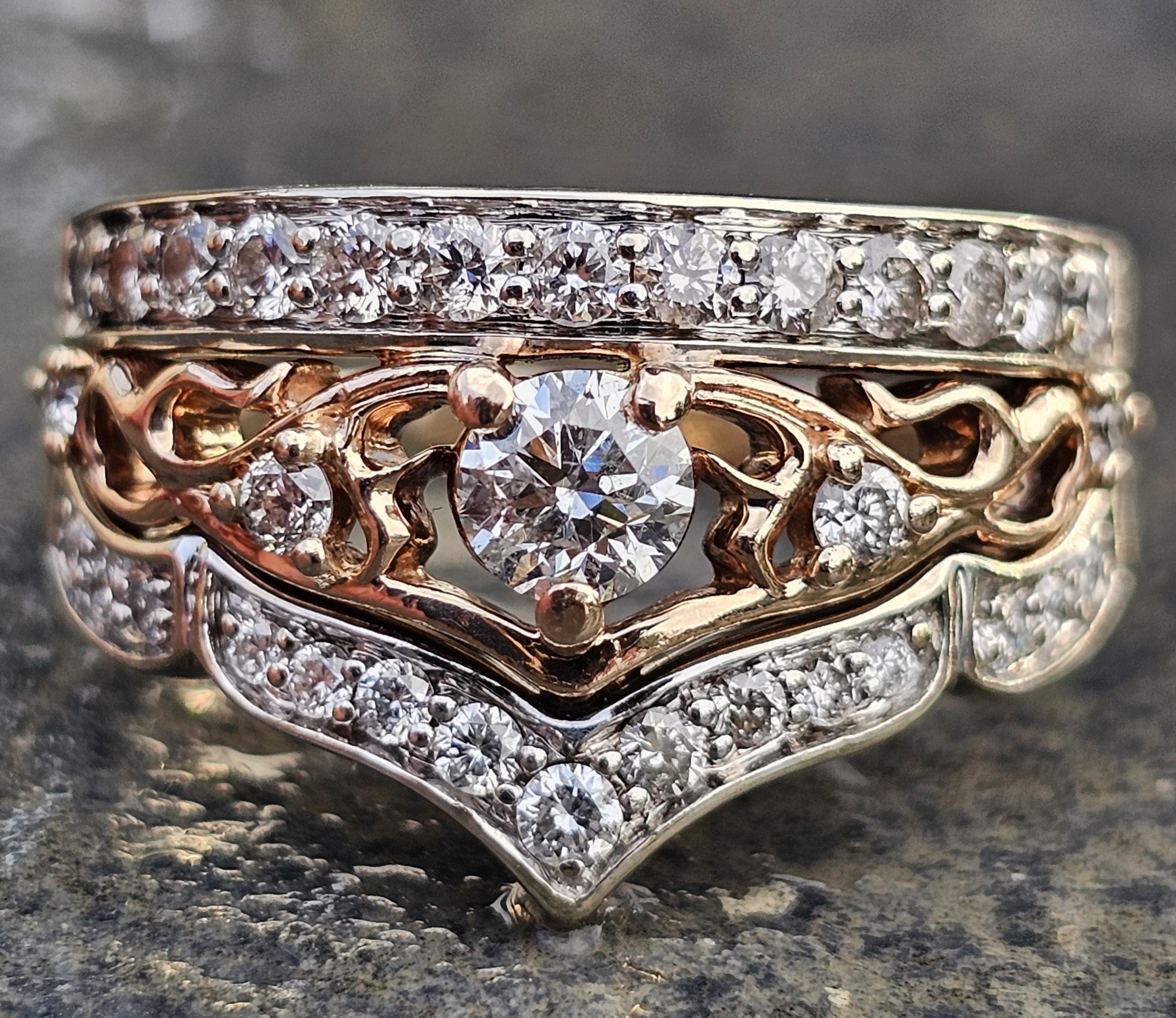 Questo squisito anello di fidanzamento è una scelta accattivante per una proposta di matrimonio memorabile. Realizzato in oro 14k, presenta un diamante bianco abbagliante come centro, circondato da dettagli intricati. Il design comprende una
