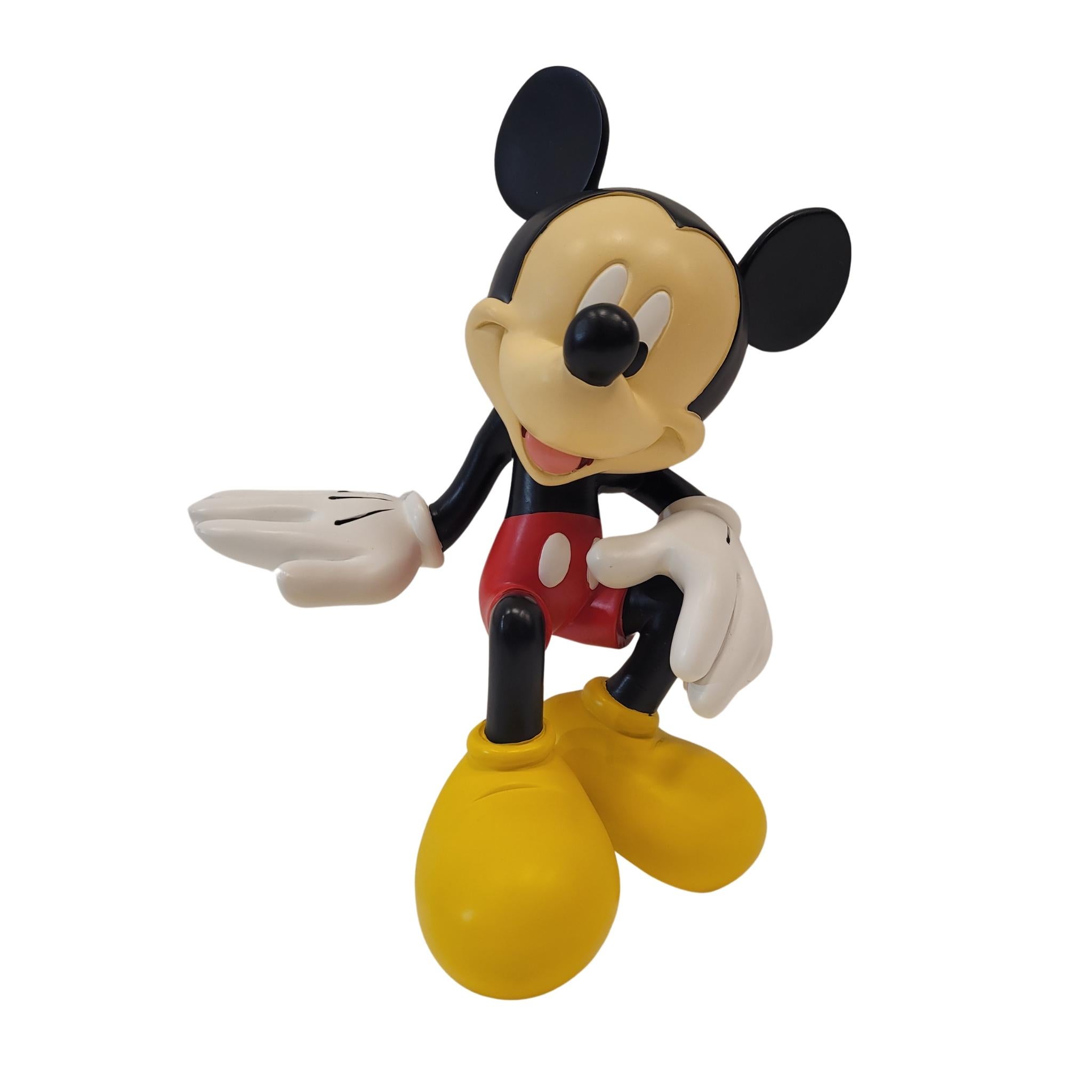 
This charming Mickey Mouse figure, sculpted by the talented Peter Mook under the official Walt Disney license, is a must-have piece for collectors and nostalgia lovers. Made in the 2000s by Rutten, this polychrome resin figure with epoxy has