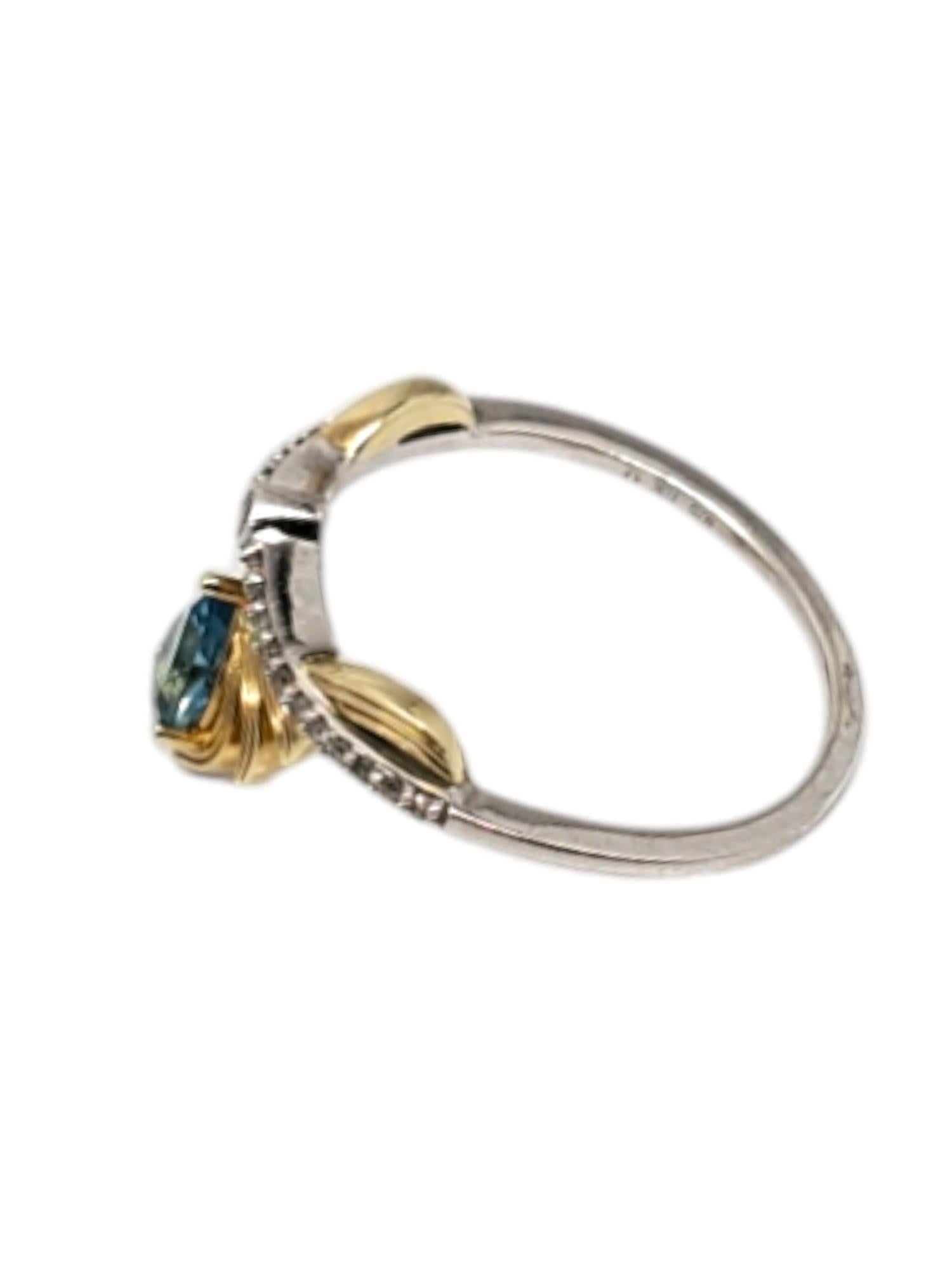 Disney en argent sterling et 14k. Bague en topaze bleue suisse avec couronne de diamants -

Cette bague enchantée de Disney présente une topaze bleue suisse en forme de poire avec des diamants en argent sterling et en or jaune 10k.

Queue : 1,38
